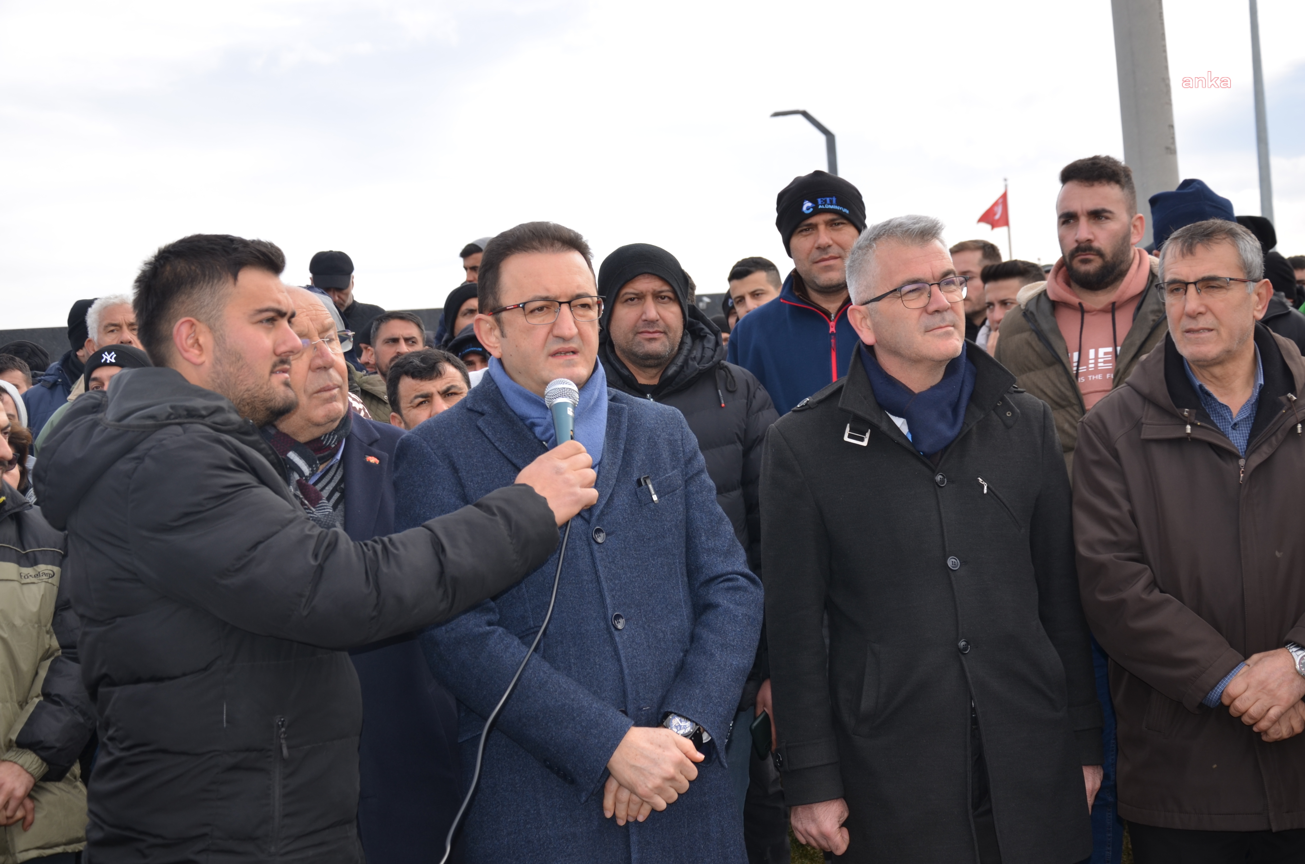 KONYA MİLLETVEKİLİ BARIŞ BEKTAŞ, ETİ ALÜMİNYUM İŞÇİLERİNİN EYLEMİNE DESTEK VERDİ:  "İŞÇİLERİN EMEKLERİNİN KARŞILIĞINI ALINCAYA KADAR BU HAKLI MÜCADELELERİNİN YANLARINDAYIZ”