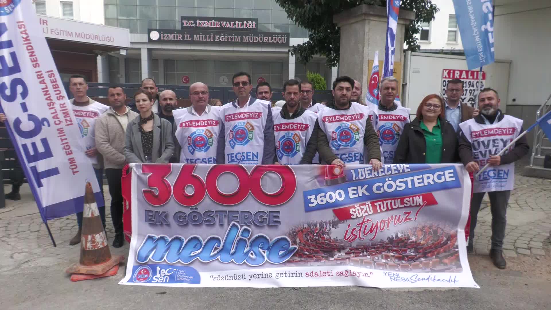 İZMİR'DE EĞİTİM ÇALIŞANLARINDAN “3600 EK GÖSTERGE” ÇAĞRISI: "MECLİS'E GETİRİLMEMİŞ OLMASINI KABUL ETMİYORUZ"