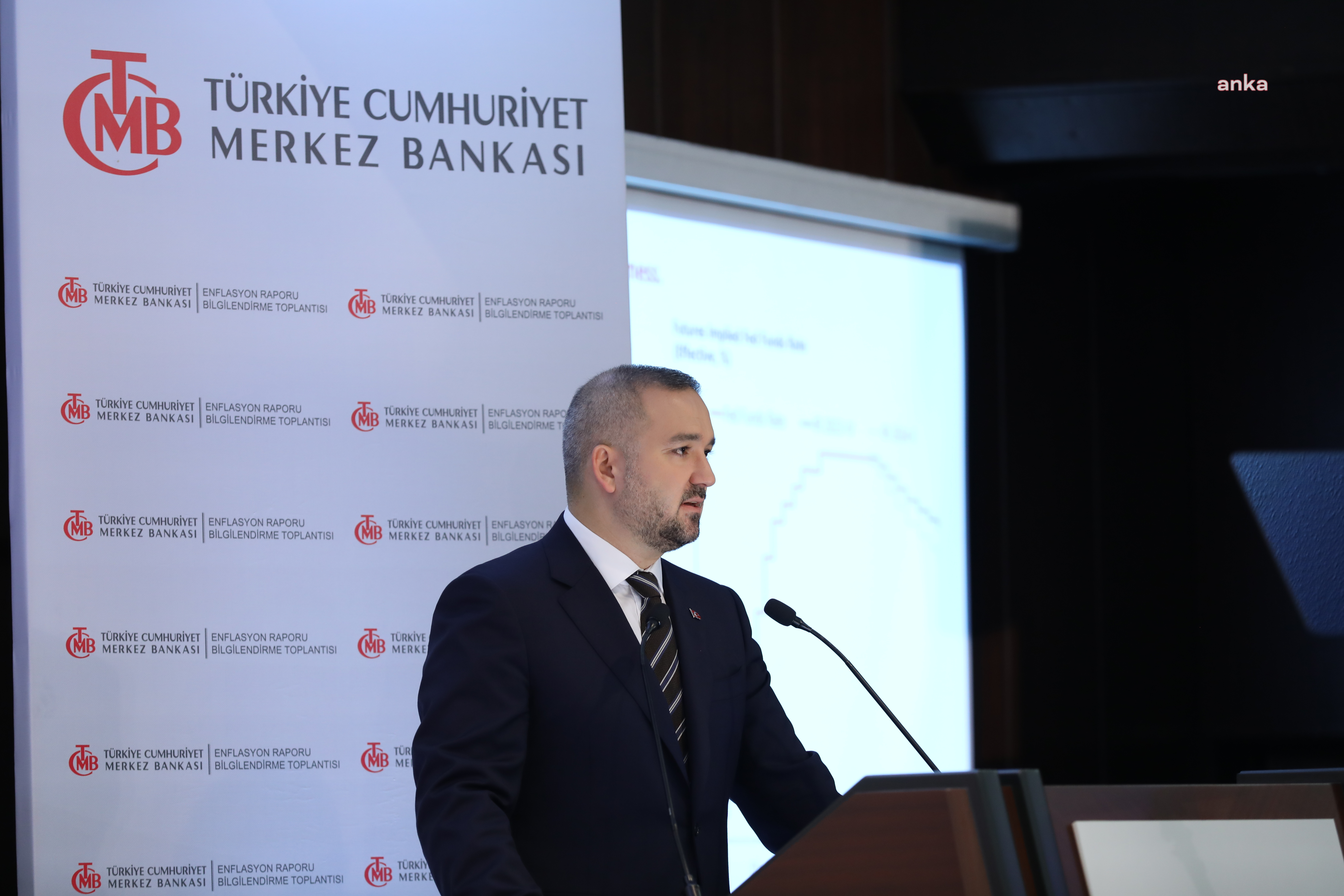 TCMB, YIL SONU ENFLASYON TAHMİNLERİNİ DEĞİŞTİRMEDİ. KARAHAN: “ÜCRET AYARLAMALARI ETKİSİYLE, AYLIK ENFLASYON TAHMİNİMİZİN ÜZERİNDE GELEREK YÜKSELMİŞTİR. ASGARİ ÜCRET ARTIŞININ ÖNGÖRÜLERİMİZİN ÜZERİNDE GERÇEKLEŞMESİNİN ETKİSİ HİSSEDİLMİŞTİR”