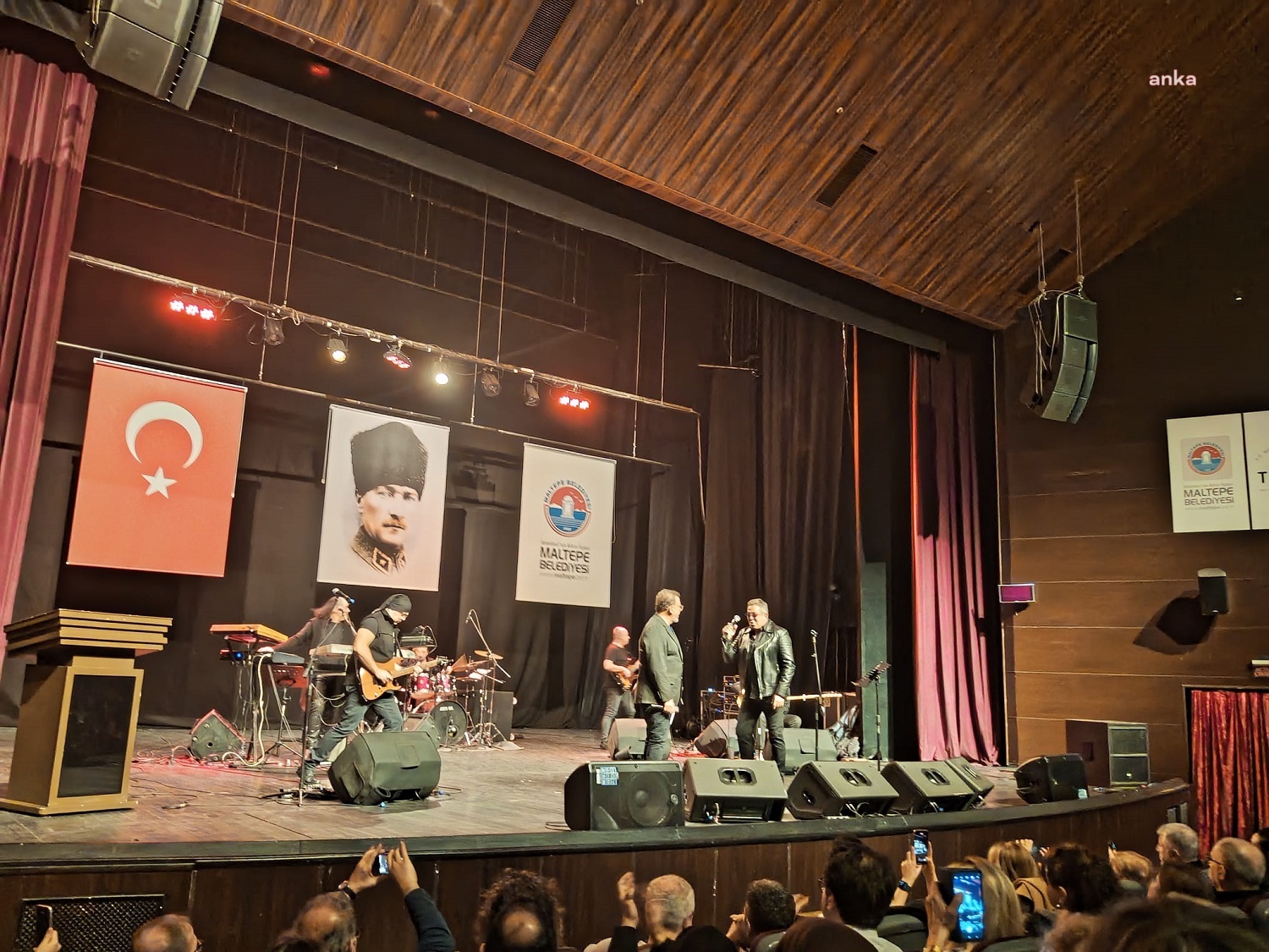 BARIŞ MANÇO VE CEM KARACA MALTEPE’DE ŞARKILARIYLA ANILDI