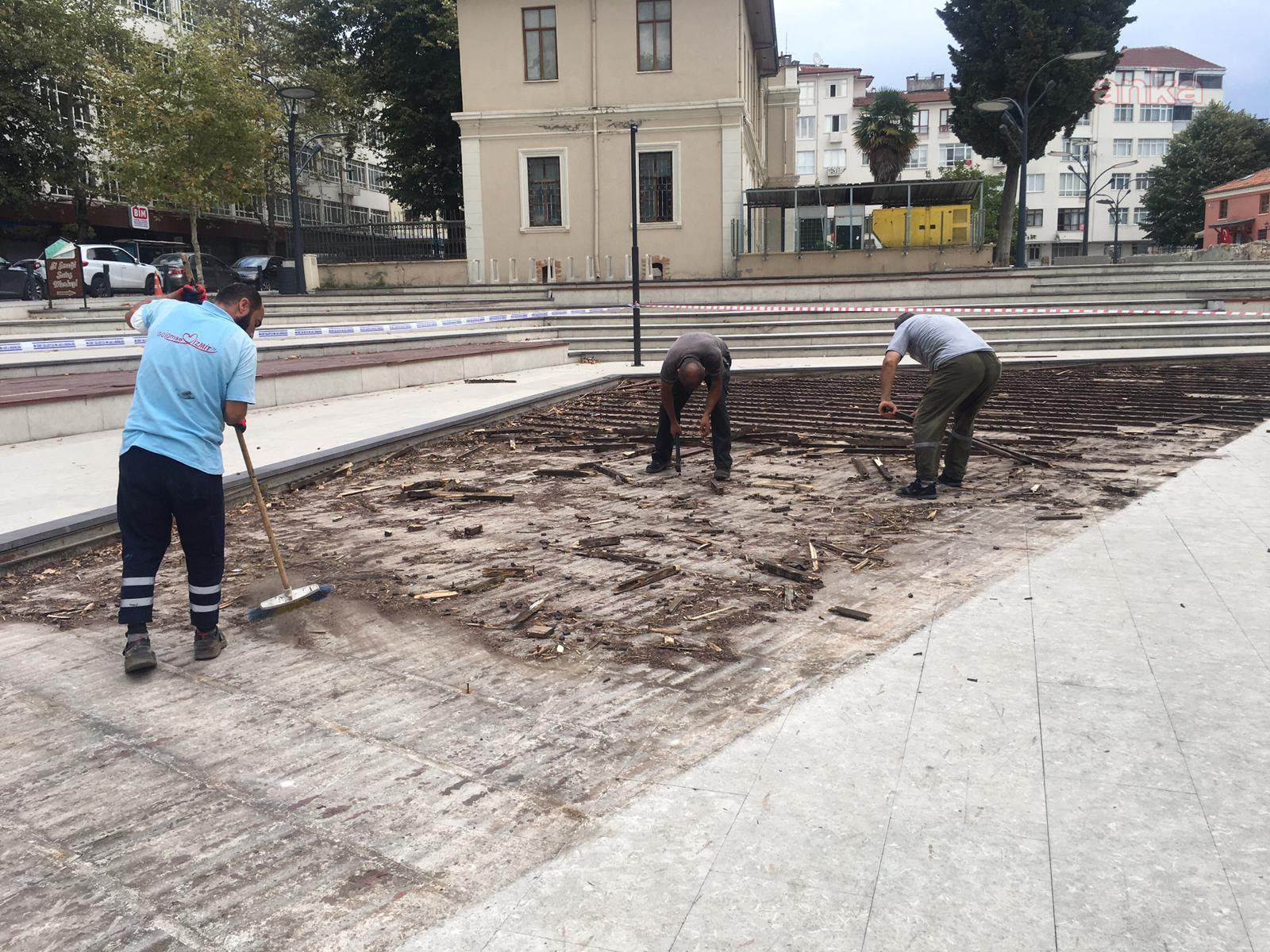 İZMİT'TE KÜLTÜR TEPESİ'NİN PARKELERİ YENİLENDİ
