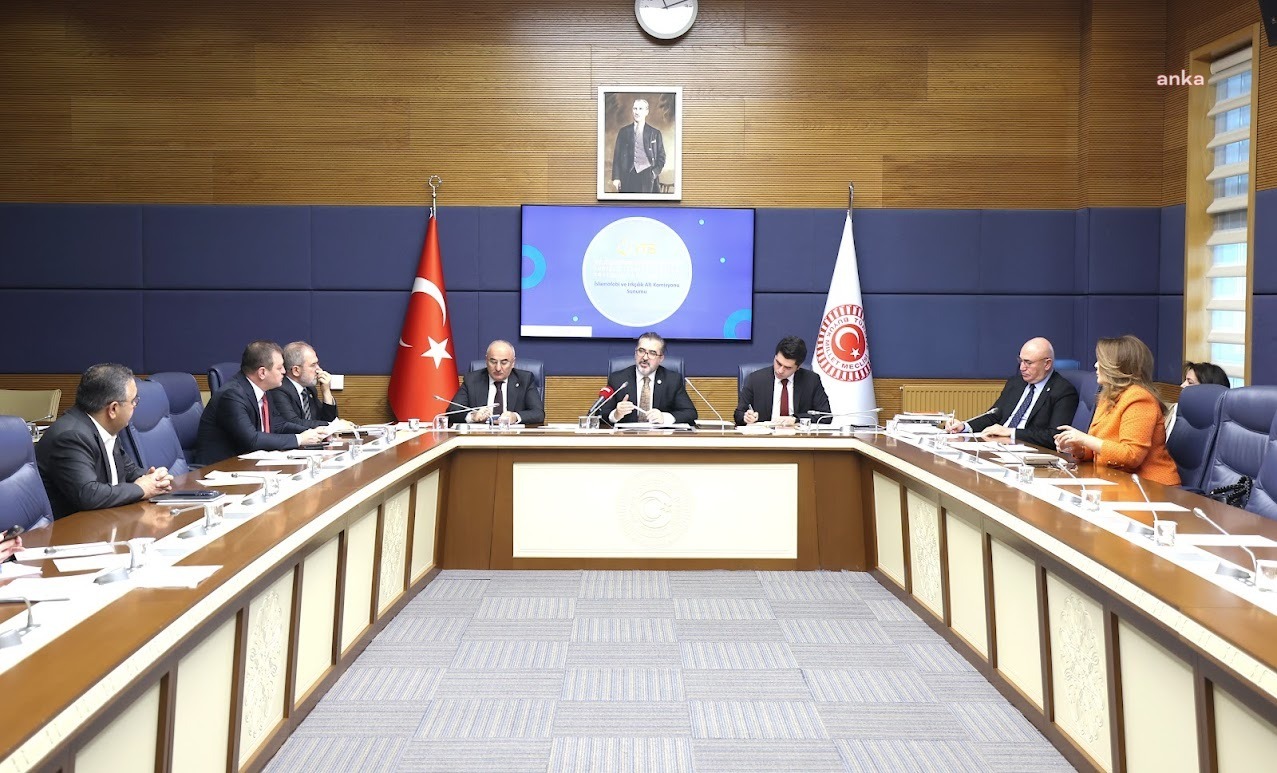 İSLAMOFOBİ KOMİSYONU'NDA 'CEMEVİ' TARTIŞMASI