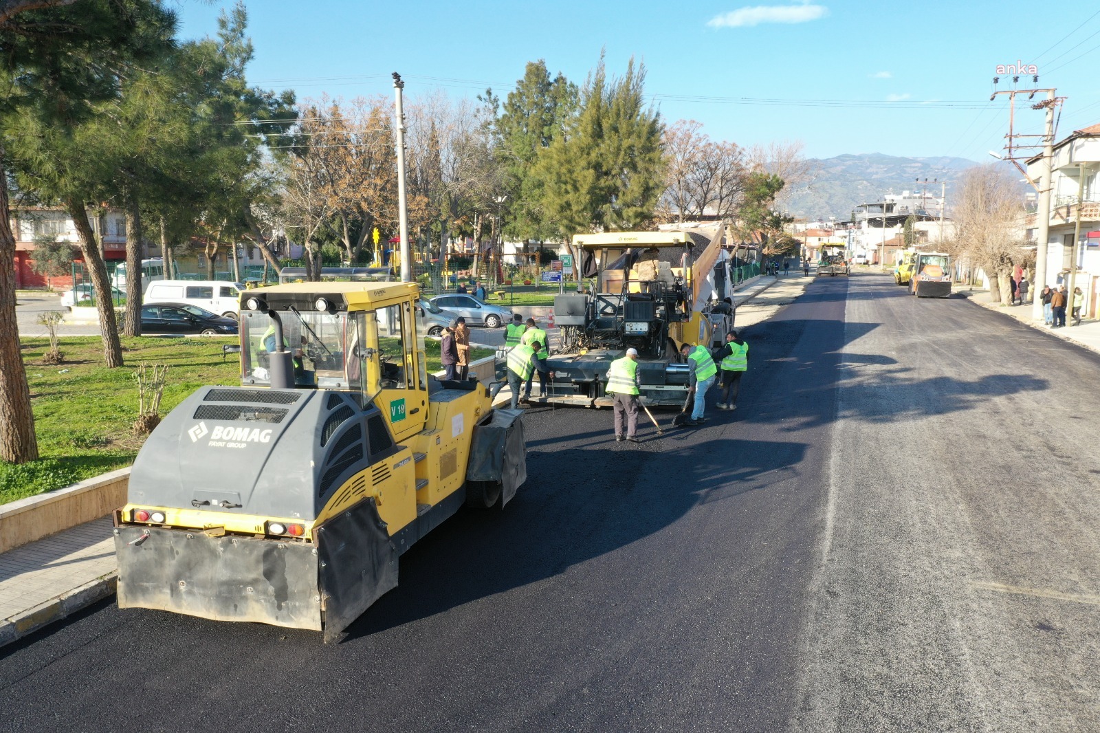 AYDIN BÜYÜKŞEHİR BELEDİYESİ EKİPLERİ, EFELER CUMHURİYET CADDESİ’Nİ YENİLİYOR