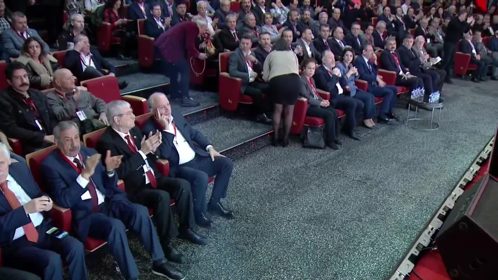 DİSK GENEL BAŞKANI ARZU ÇERKEZOĞLU:  İŞÇİ SINIFINI ENGELLEYEN POLİTİKALAR, CUMHURİYET'İN ALTINI BOŞALTTI