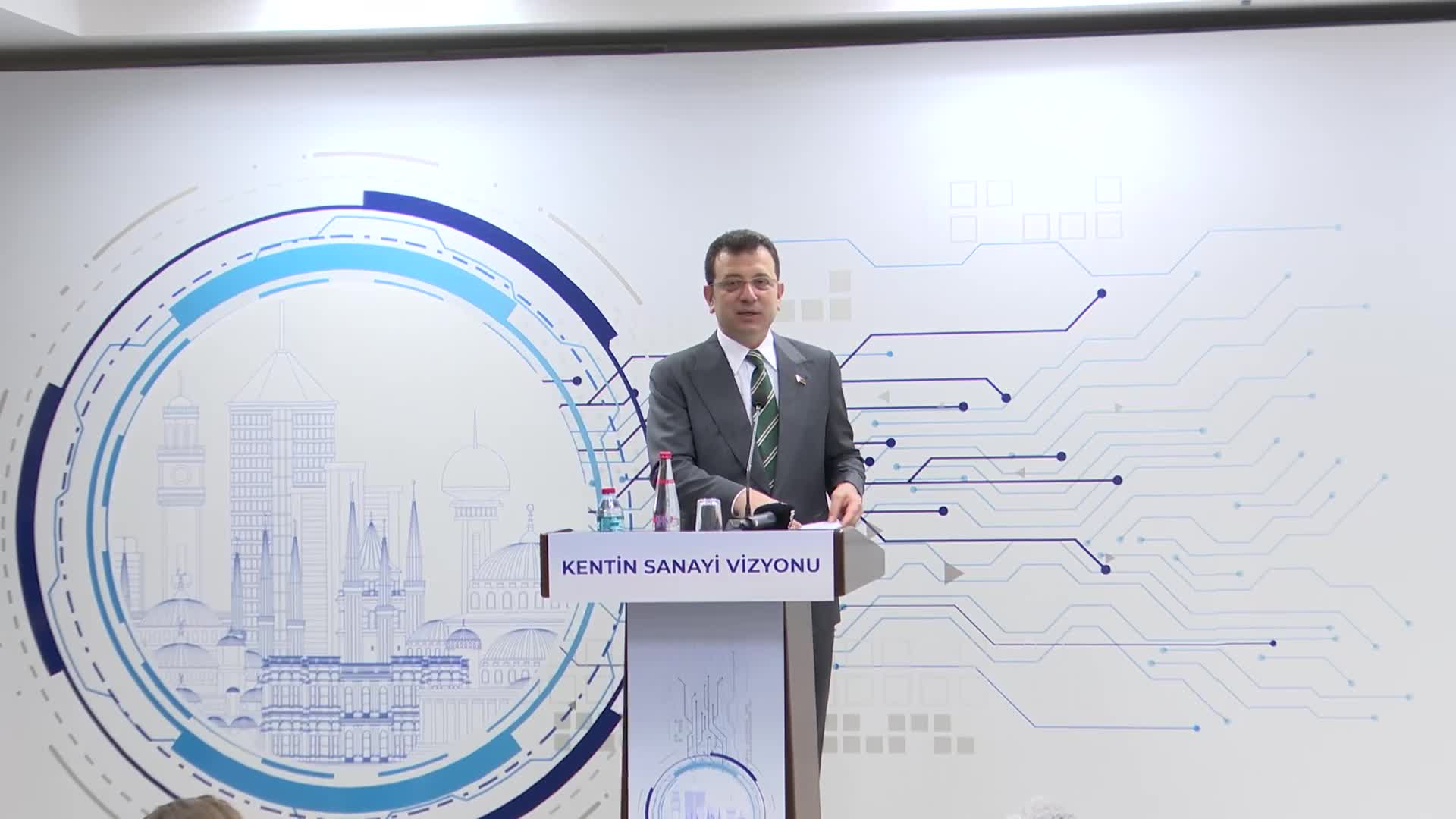 İMAMOĞLU’NDAN ERDOĞAN’A: "AKLI, FİKRİ İSTANBUL’DA. HER GÜN İSTANBUL AŞAĞI, İSTANBUL YUKARI. AÇIKLADIĞI ADAYA DA YAZIK EDİYOR. ADAY KONUŞSUN, BİZİM RAKİMİBİZ O OLSUN"