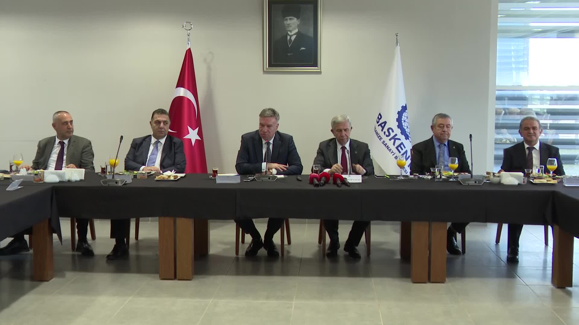 MANSUR YAVAŞ: "GÖRÜNMEZ DENEN YATIRIMLARI, ÖNCELİĞİ HALKIN SAĞLIĞI VE ACİL İHTİYAÇLARI OLARAK BAKIYORUZ. FANTEZİ PROJELERLE İŞİMİZ YOK"