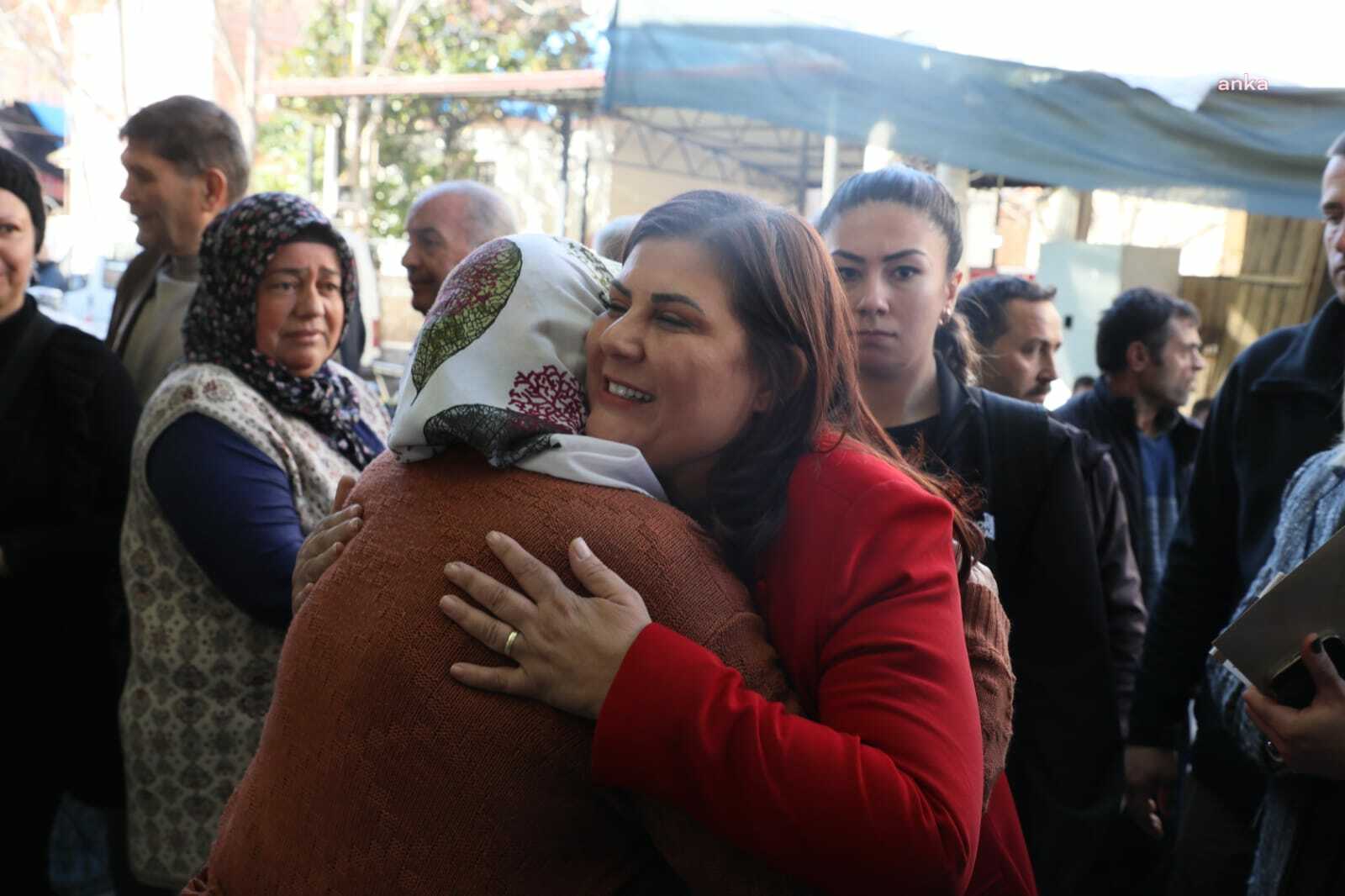 ÖZLEM ÇERÇİOĞLU, SULTANHİSAR PAZARINDA VATANDAŞLA BİR ARAYA GELDİ