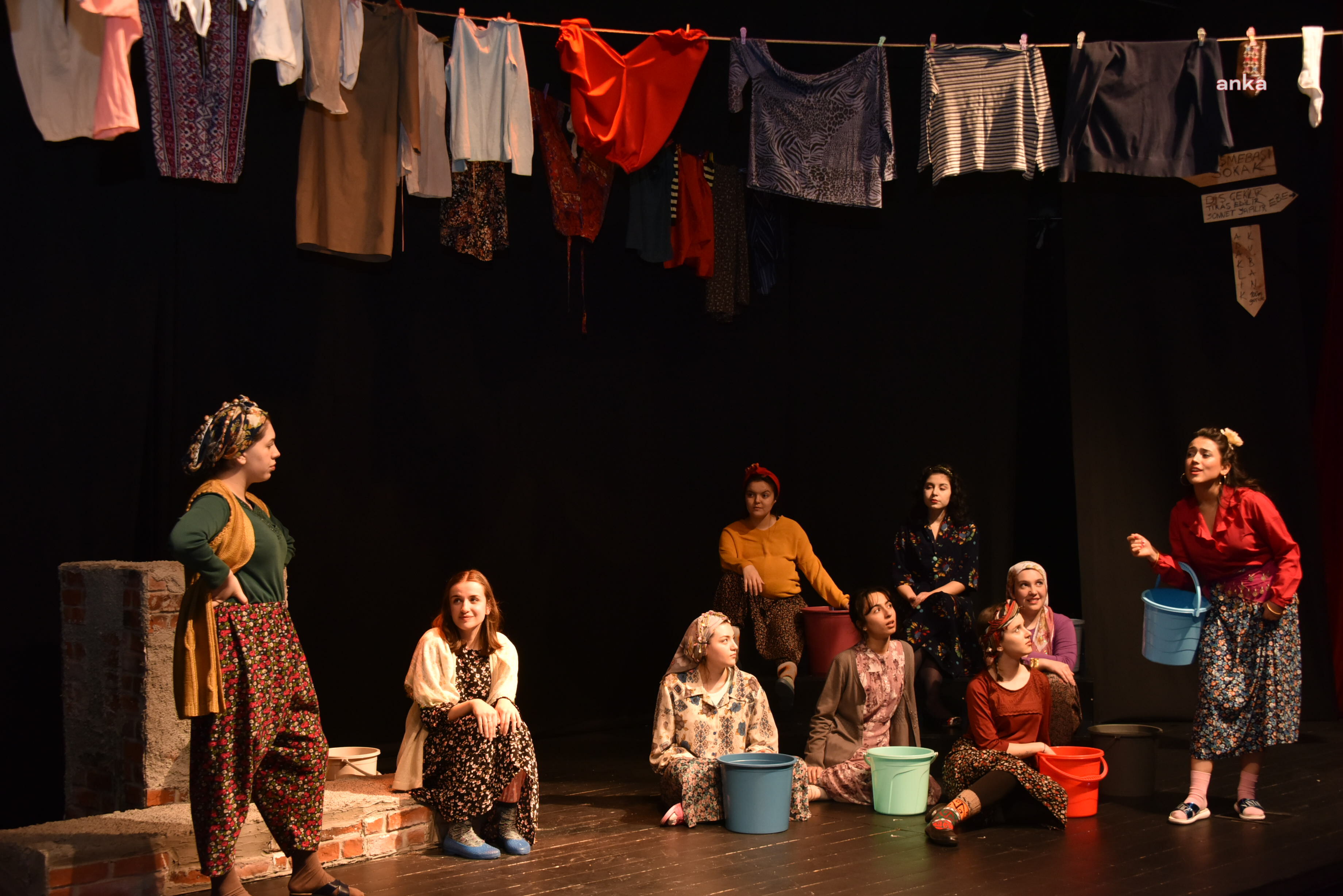 BOZÜYÜK BELEDİYESİ GENÇLİK TİYATROSU’NUN  “MACBETH ABLA” ADLI OYUNUNA YOĞUN İLGİ