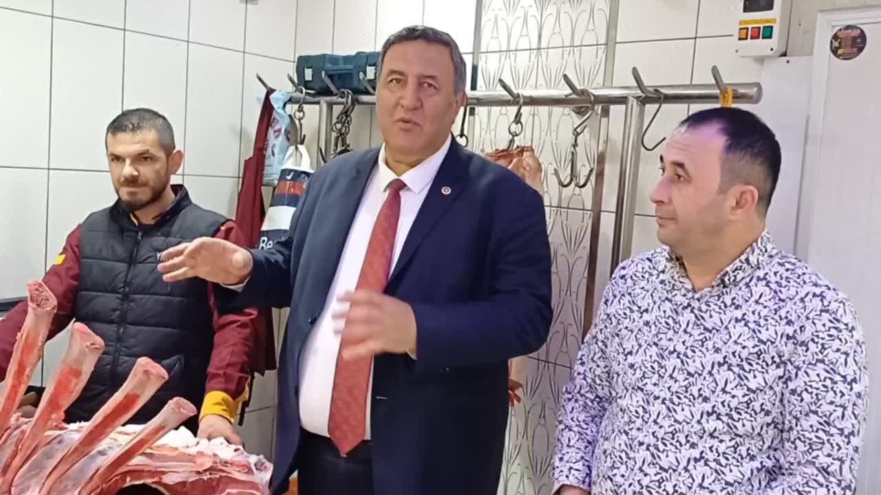 ÖMER FETHİ GÜRER, ET FİYATLARINA DİKKAT ÇEKTİ...KASAP ZEKİ GÜÇLÜ: “20 YIL ÖNCE EMEKLİ BİR VATANDAŞ 120 KİLOGRAM ET ALABİLİRKEN, BUGÜN EN DÜŞÜK EMEKLİ MAAŞI ALAN BİR VATANDAŞ ANCAK 25 KİLOGRAM ET ALABİLİYOR”