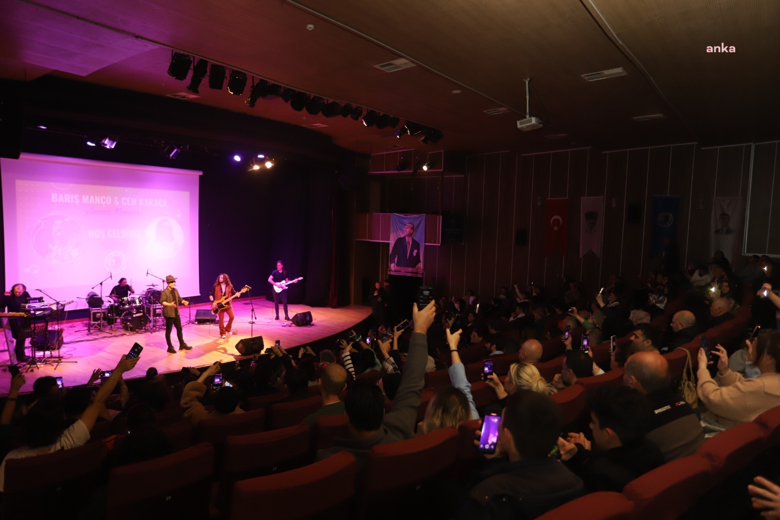 TÜRK ROCK MÜZİĞİNİN EFSANE İSİMLERİ MANÇO VE KARACA, KARTAL'DA ESERLERİYLE ANILDI