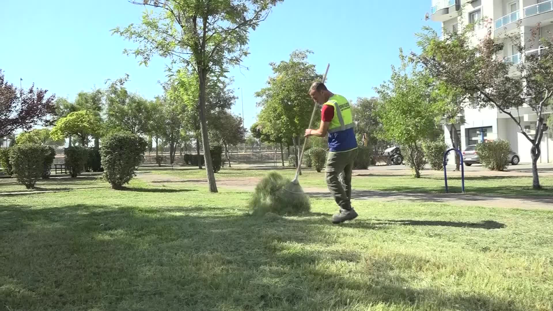 BORNOVA’DA PARKLARA YENİ BİTKİLER DİKİLİYOR