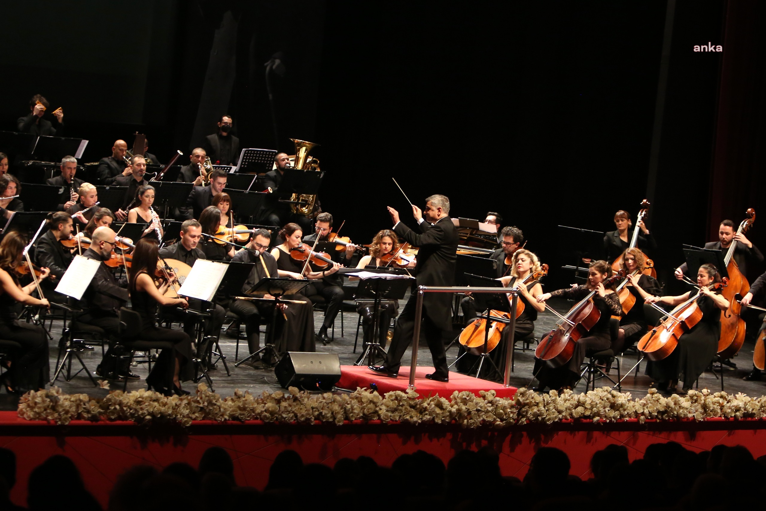 ESKİŞEHİR BÜYÜKŞEHİR BELEDİYESİ SENFONİ ORKESTRASI, MÜZİKSEVERLERLE BULUŞTU