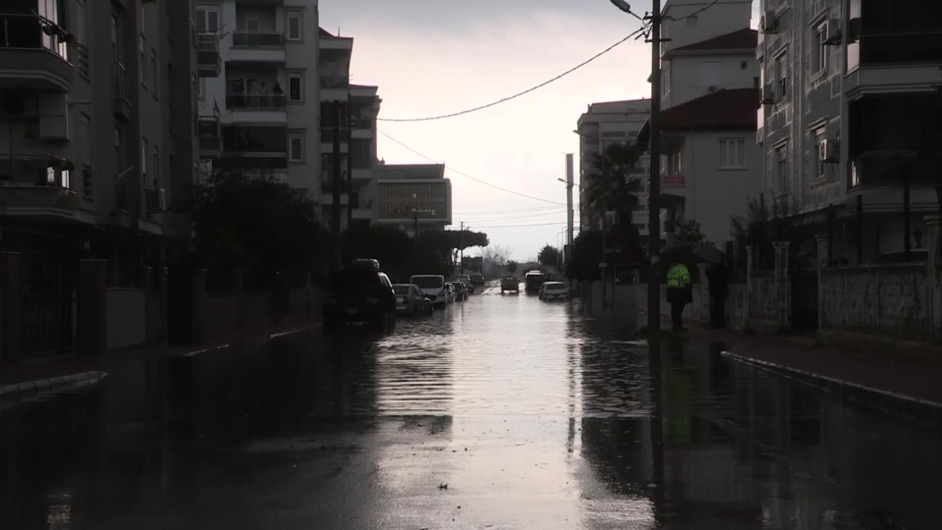 ANTALYA BÜYÜKŞEHİR SEL BÖLGESİNDE SICAK YEMEK DAĞITIYOR