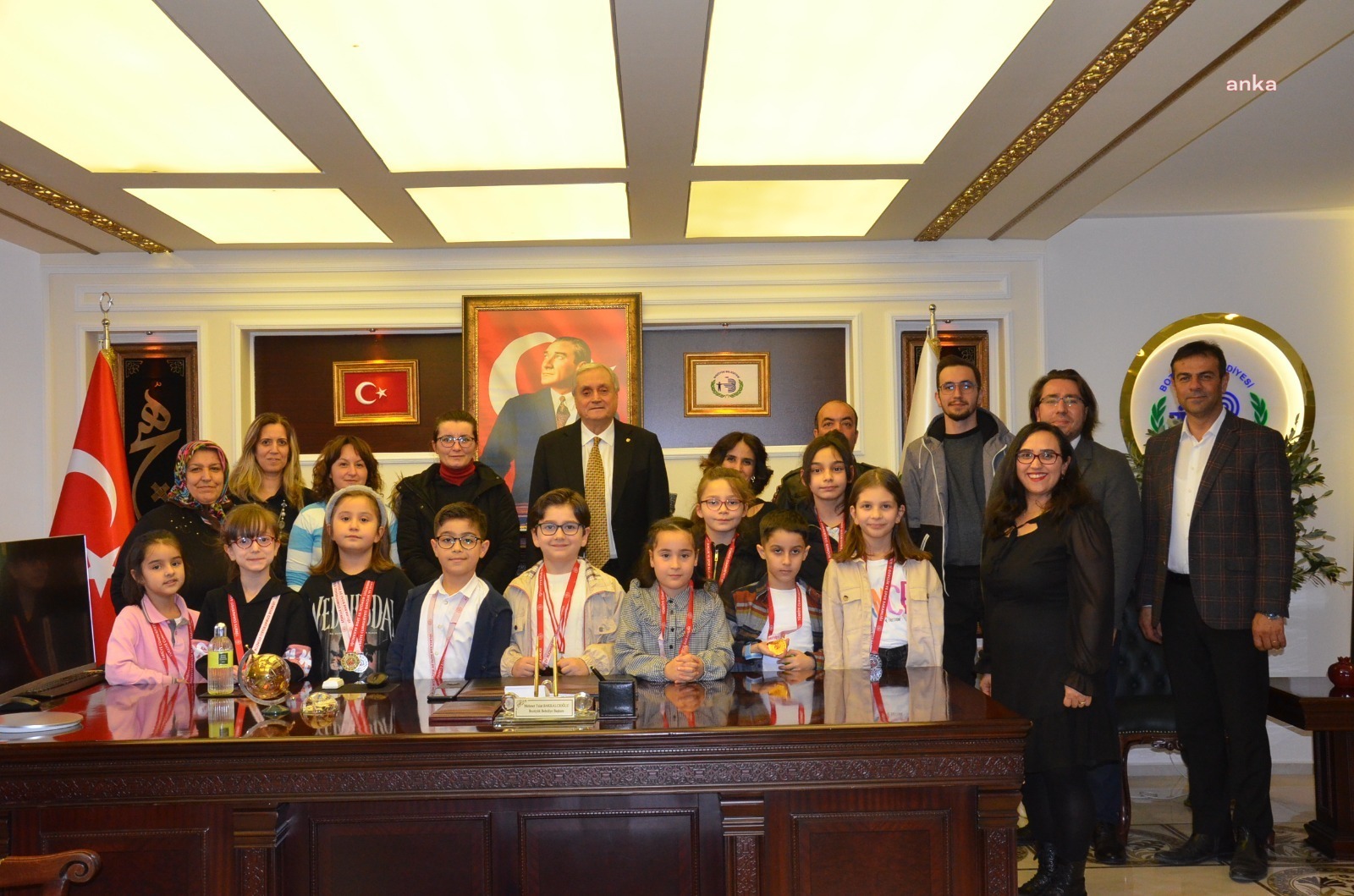 BOZÜYÜK BELEDİYE BAŞKANI BAKKALCIOĞLU’NDAN BAŞARILI SATRANÇ SPORCULARINA HEDİYE