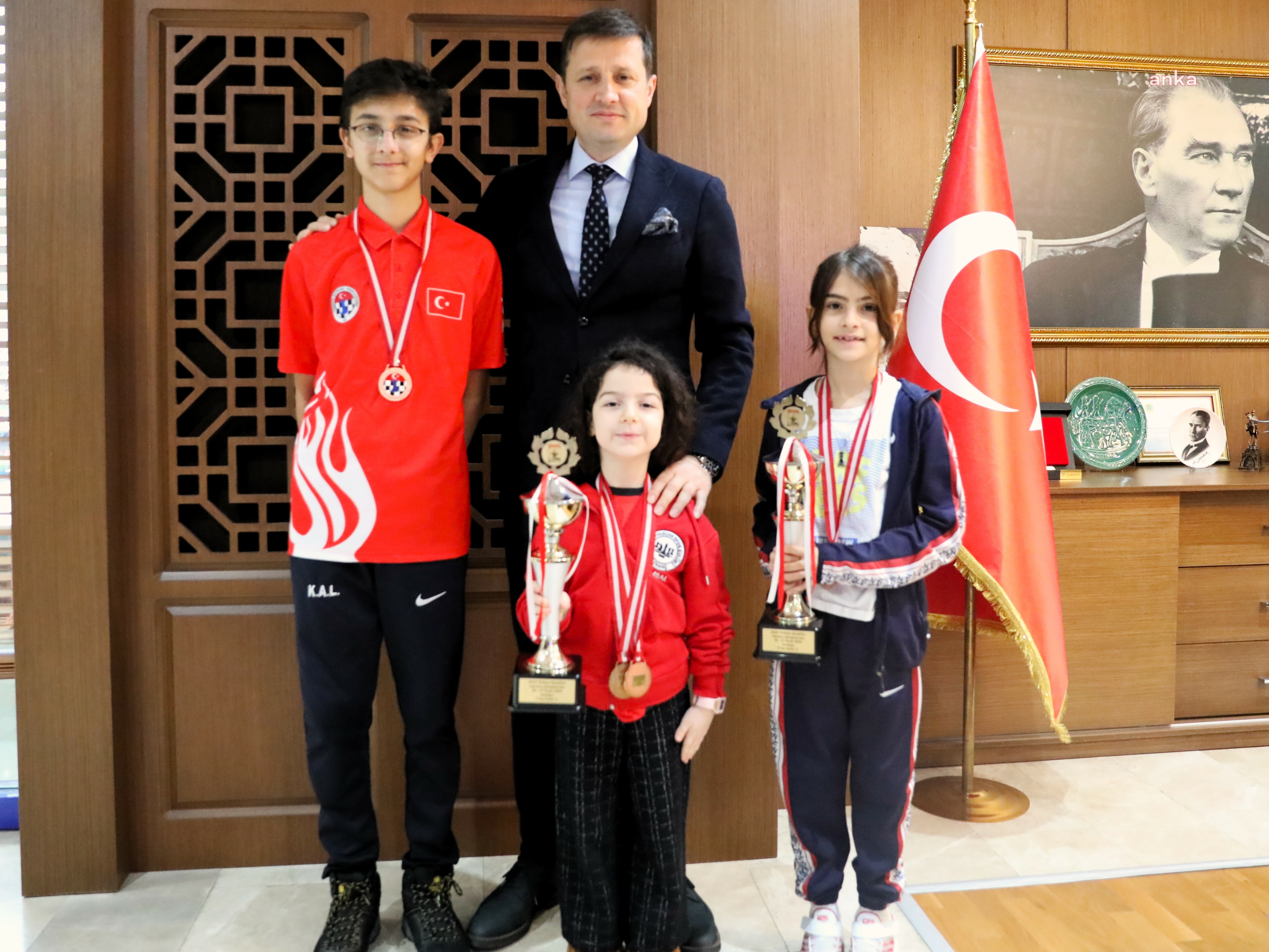 ÇERKEZKÖYLÜ SATRANÇ SPORCULARI, BAŞKAN AKAY'I ZİYARET ETTİ
