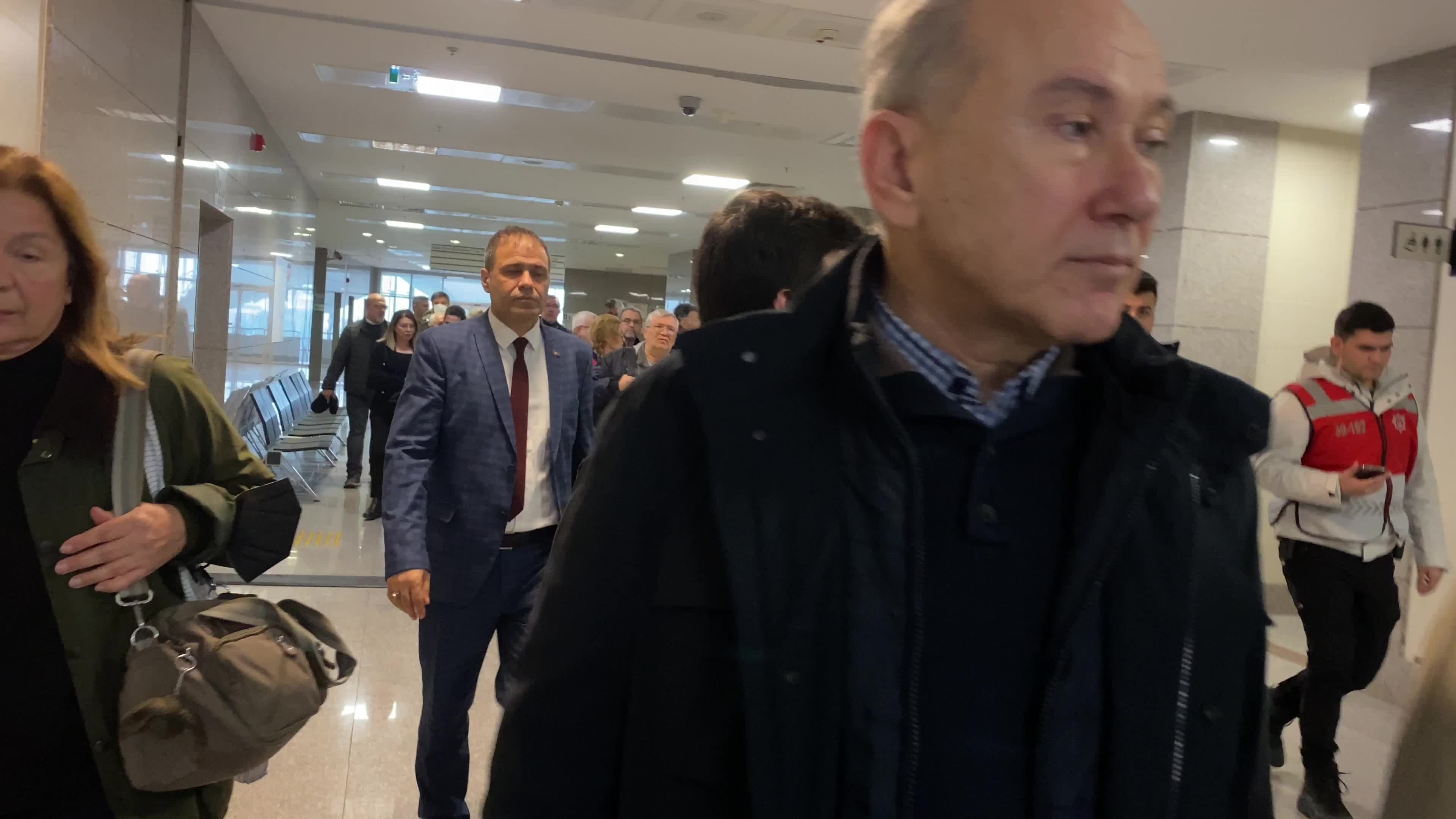 KELİME-İ TEVHİD YAZILI BAYRAK TAŞIYAN KİŞİYE YUMRUK ATAN EGE AKERSOY HAKİM KARŞISINA ÇIKTI