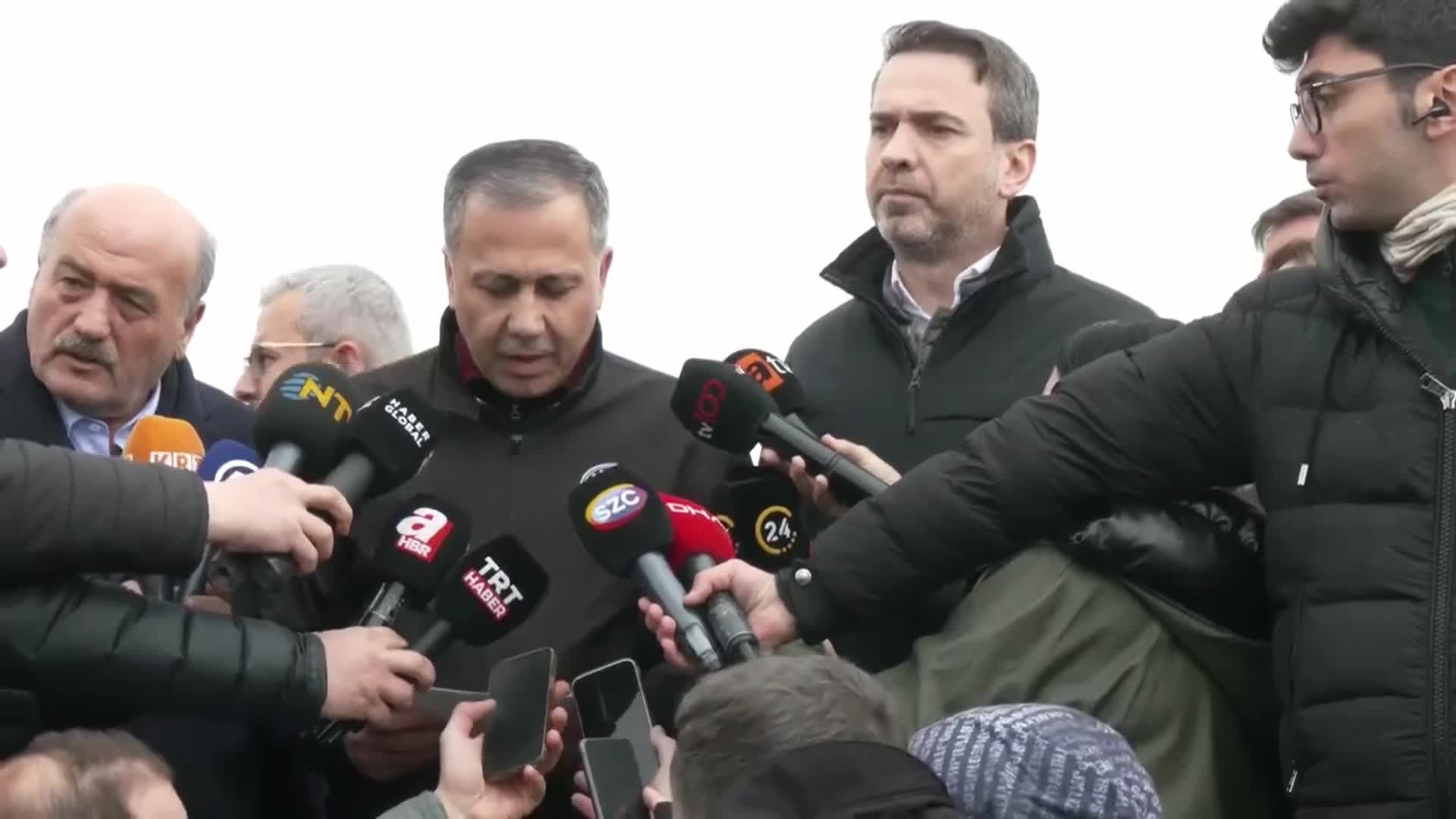İÇİŞLERİ BAKANI ALİ YERLİKAYA: İŞÇİLERDEN 5'İ KONTEYNERDE, 3'Ü ARAÇTA, 1'İ KAMYONDA
