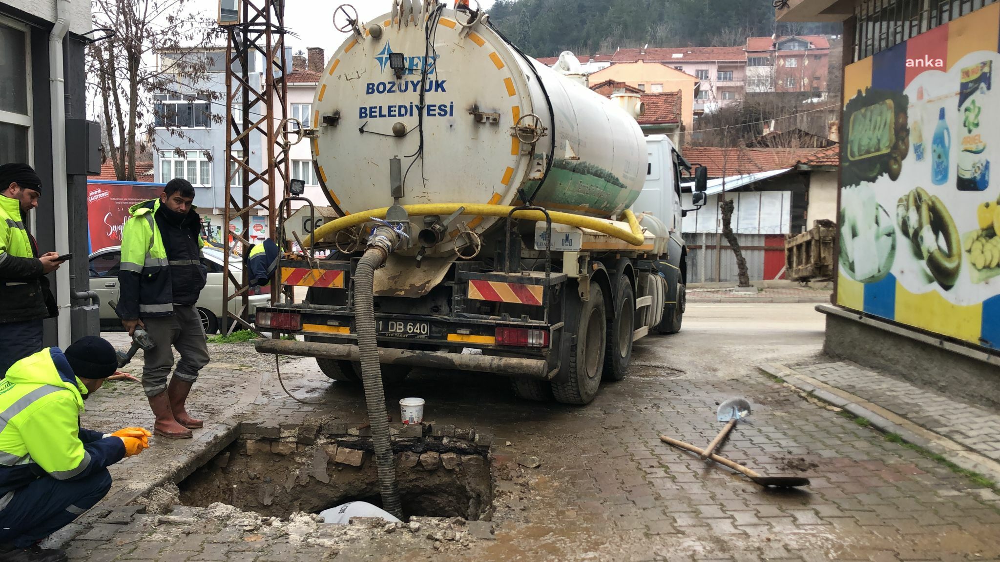 BOZÜYÜK’TE ANA SU HATTINDAKİ ARIZA KISA SÜREDE GİDERİLDİ