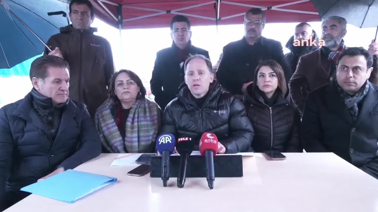 CHP HEYETİ MADEN FACİASININ YAŞANDIĞI ERZİNCAN İLİÇ’TE… DENİZ YAVUZYILMAZ: “‘BU FELAKET GERÇEKLEŞMEDEN ÖNCE YIĞININ OLDUĞU YERDE ÇATLAKLAR GÖRÜLDÜ MÜ?’ DİYE SORDUK. VALİ BEY, “BURADA ÇATLAKLARIN İŞÇİLER TARAFINDAN GÖRÜLDÜĞÜNÜ’ İFADE ETTİ”
