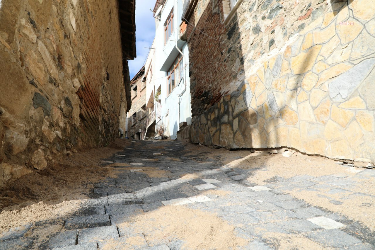 EDREMİT BELEDİYESİ, AVCILAR MAHALLESİ’NDE KÖY MEYDANINI VE SOKAKLARI YENİLEDİ