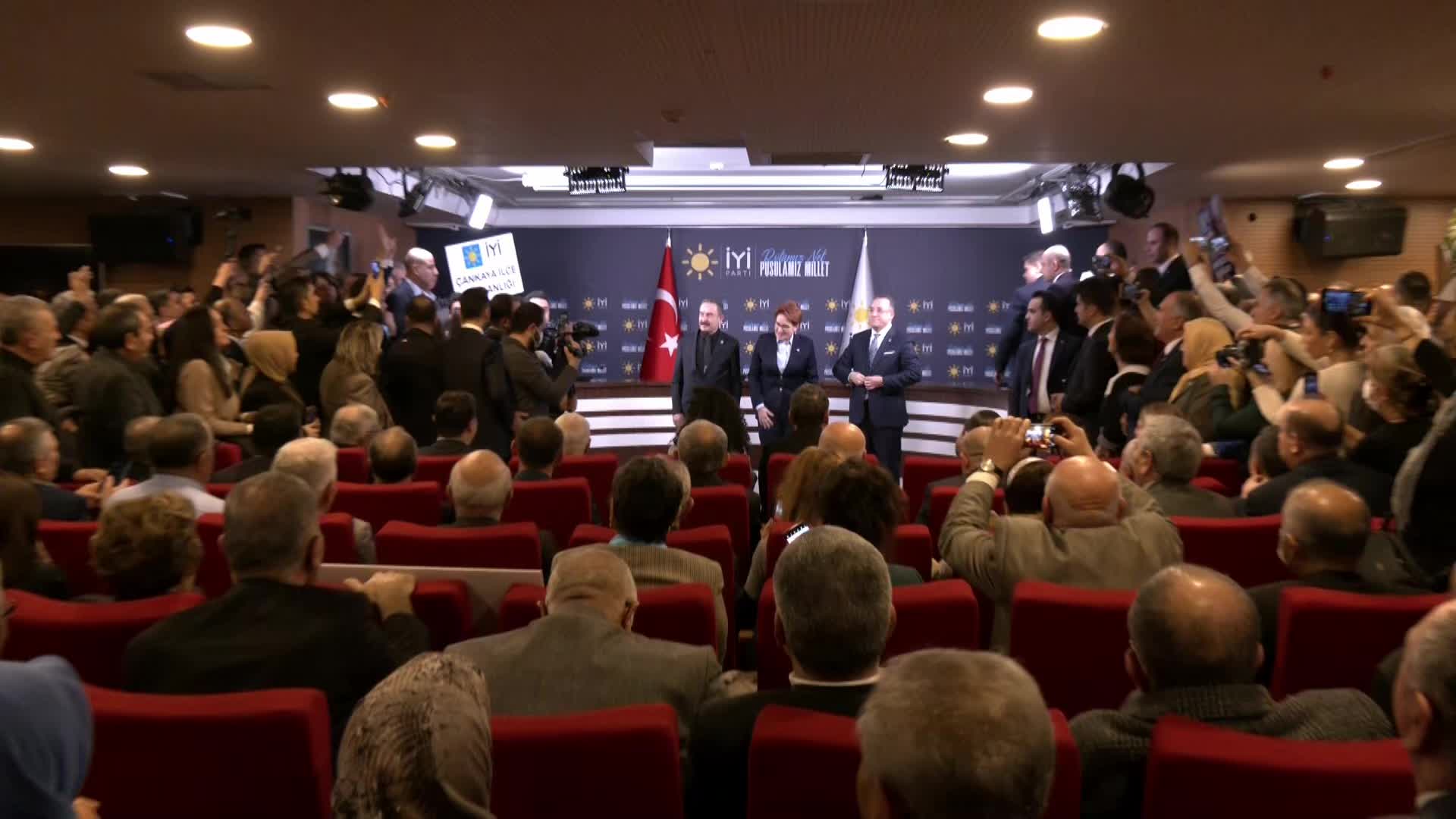 İYİ PARTİ ANKARA ADAY TANITIM TOPLANTISINDA GERGİNLİK... ETİMESGUT BELEDİYESİ ADAYI ÖZER, "TEŞKİLAT İSTEMİYOR" SLOGANLARIYLA PROTESTO EDİLDİ