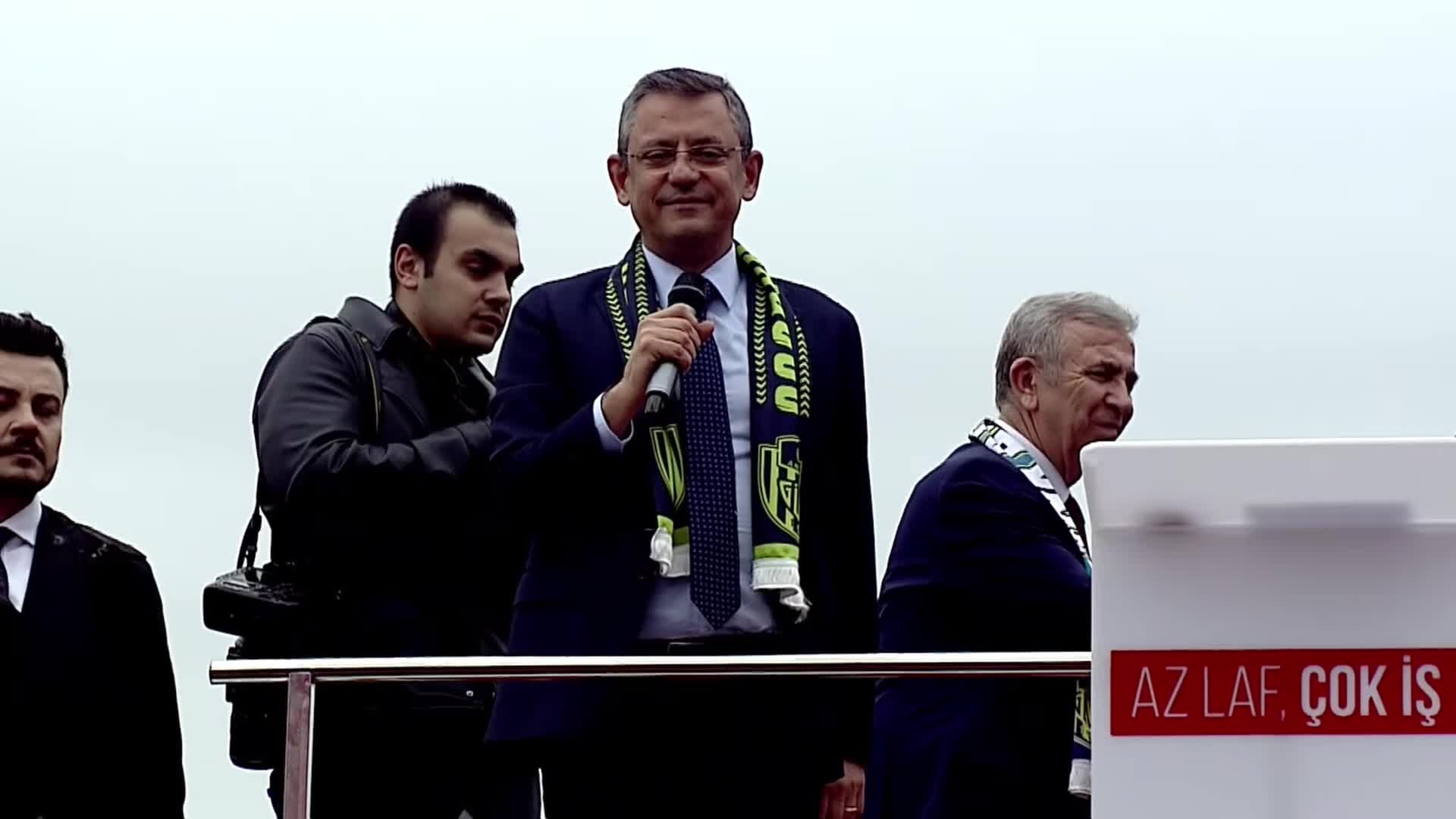 ÖZGÜR ÖZEL: “BUGÜN HERKES SEVDİĞİNE KOŞTURUYOR, TAYYİP BEY DE BUGÜN MISIR’A GİTMİŞ, MISIR’DA SİSİ’YE KOŞTURMUŞ”
