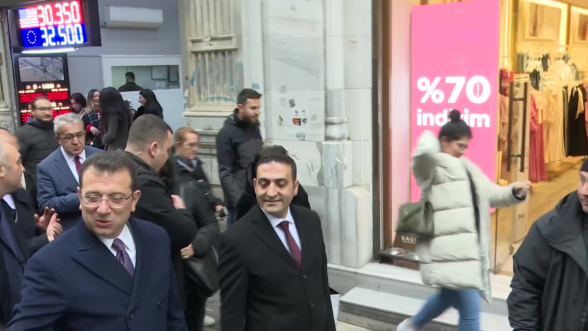 VATANDAŞTAN İMAMOĞLU’NA ‘EVLİLİK DESTEĞİ’ TEŞEKKÜRÜ:  "EŞİME YÜZÜĞÜ, BÜYÜKŞEHİR’DEN ALDIĞIM PARAYLA ALDIM"