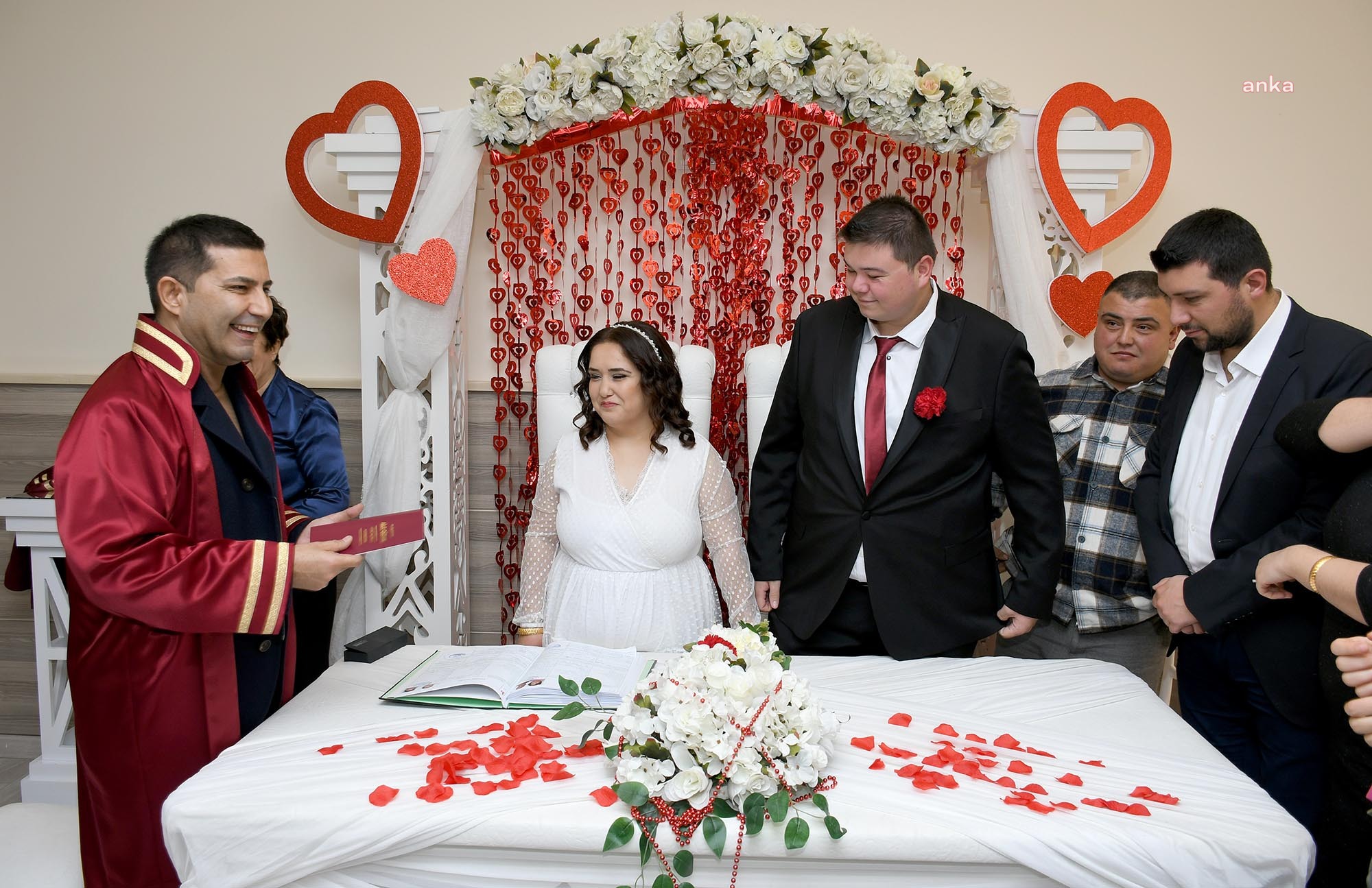 SEVGİLİLER GÜNÜ’NDE KUŞADASI’NIN İLK NİKAHINI BAŞKAN GÜNEL KIYDI