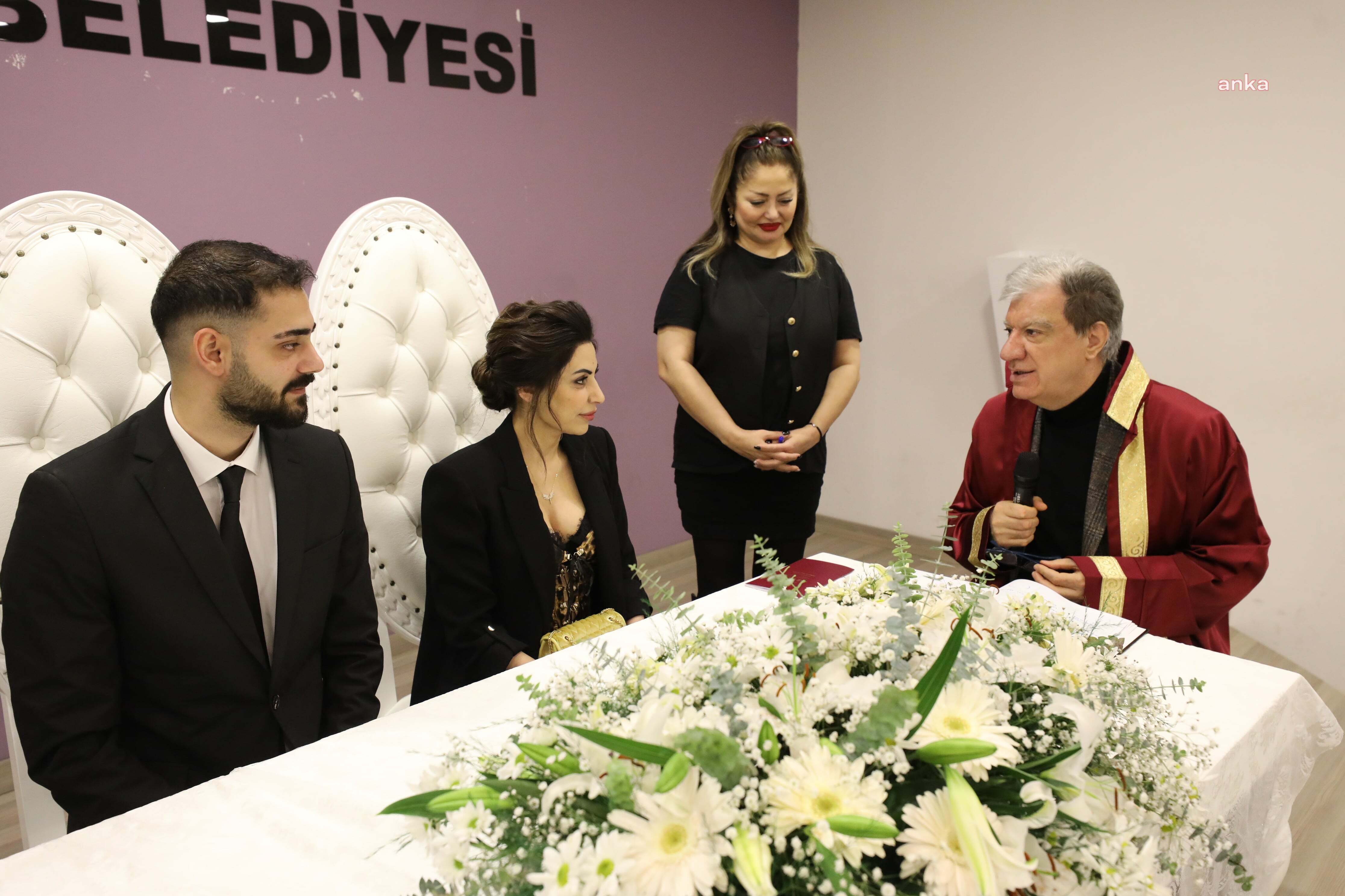 NARLIDERE BELEDİYE BAŞKANI ENGİN, 14 ŞUBAT’TA EVLENENLERİN MUTLULUĞUNA ORTAK OLDU