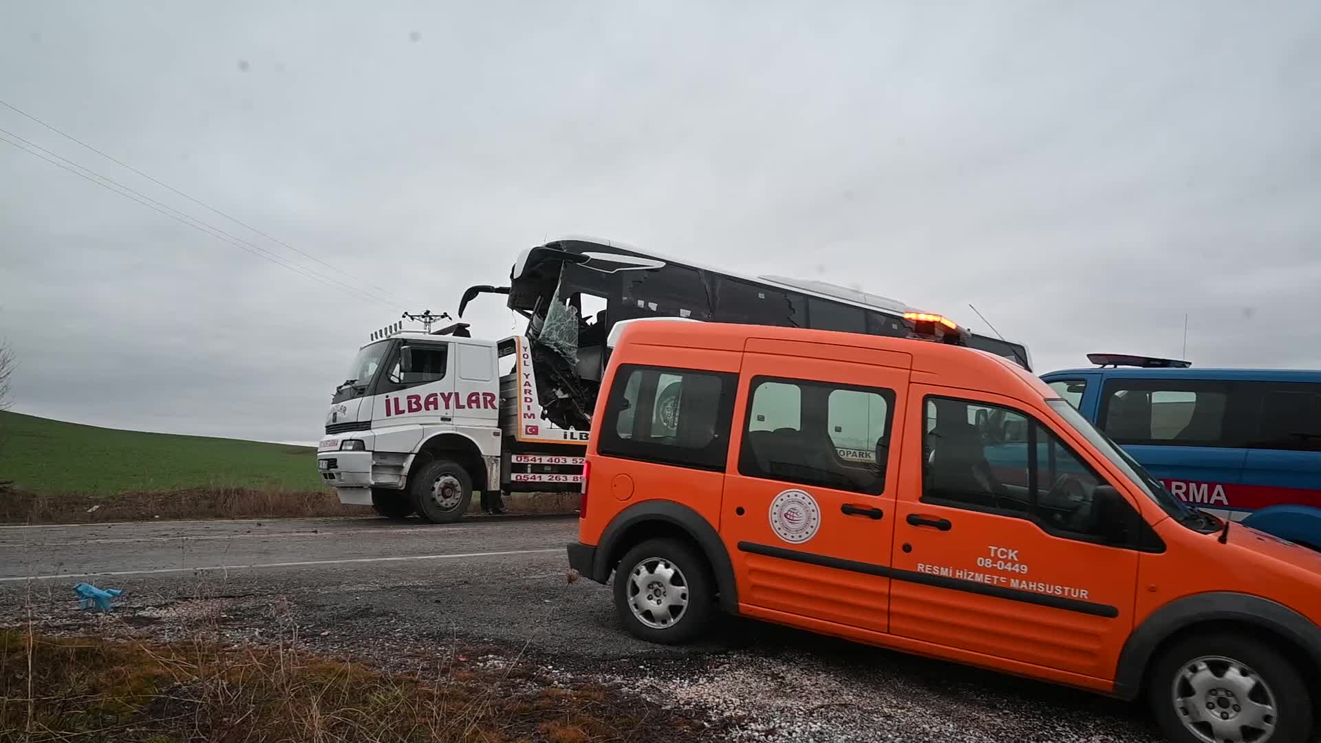 YOZGAT’TA YOLCU OTOBÜSÜ ŞARAMPOLE DEVRİLDİ, 1 KİŞİ ÖLDÜ 18 KİŞİ YARALANDI