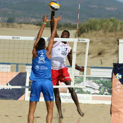 İZMİR'DE PLAJ VOLEYBOLU HEYECANI YENİDEN BAŞLADI