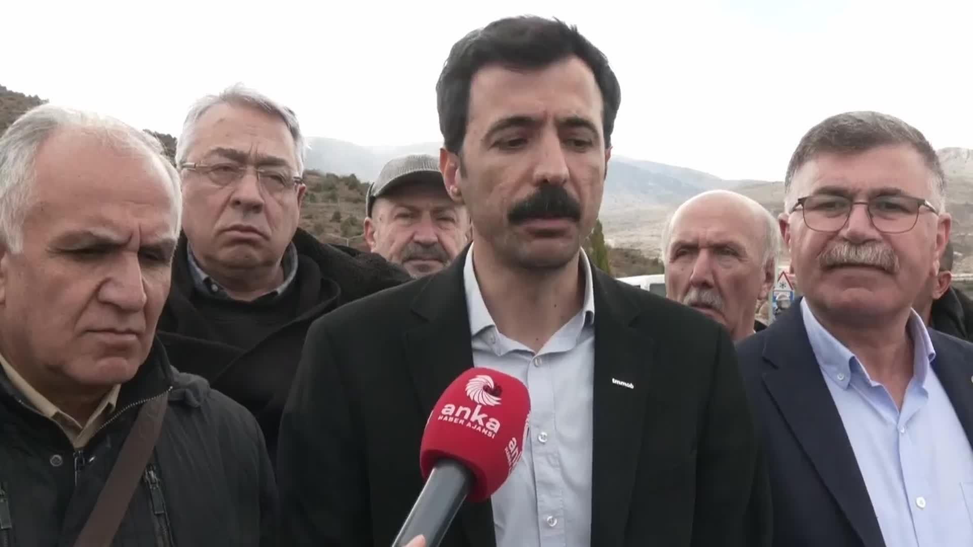 TMMOB VE SENDİKALARIN İLİÇ'TE MADEN ALANINA GİRİŞİ YASAKLANDI. DERSİM GÜL: “İKİ TANE FACİAYLA YÜZ YÜZEYİZ. BİRİSİ İŞ CİNAYETİ. 9 EMEKÇİ KARDEŞİMİZ TOPRAK ALTINDA. DİĞERİ DE ÜLKEMİZİN GÖRMÜŞ OLDUĞU EN BÜYÜK ÇEVRE KATLİAMLARINDAN BİRİSİ”
