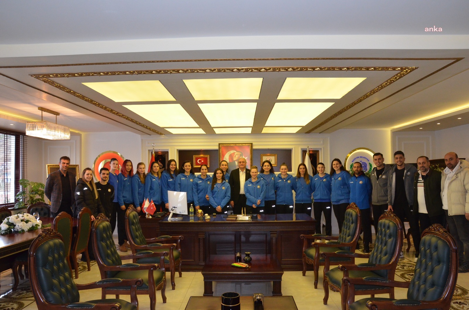 BOZÜYÜK BELEDİYE BAŞKANI BAKKALCIOĞLU, İLÇELİ VOLEYBOLCULARLA BİR ARAYA GELDİ