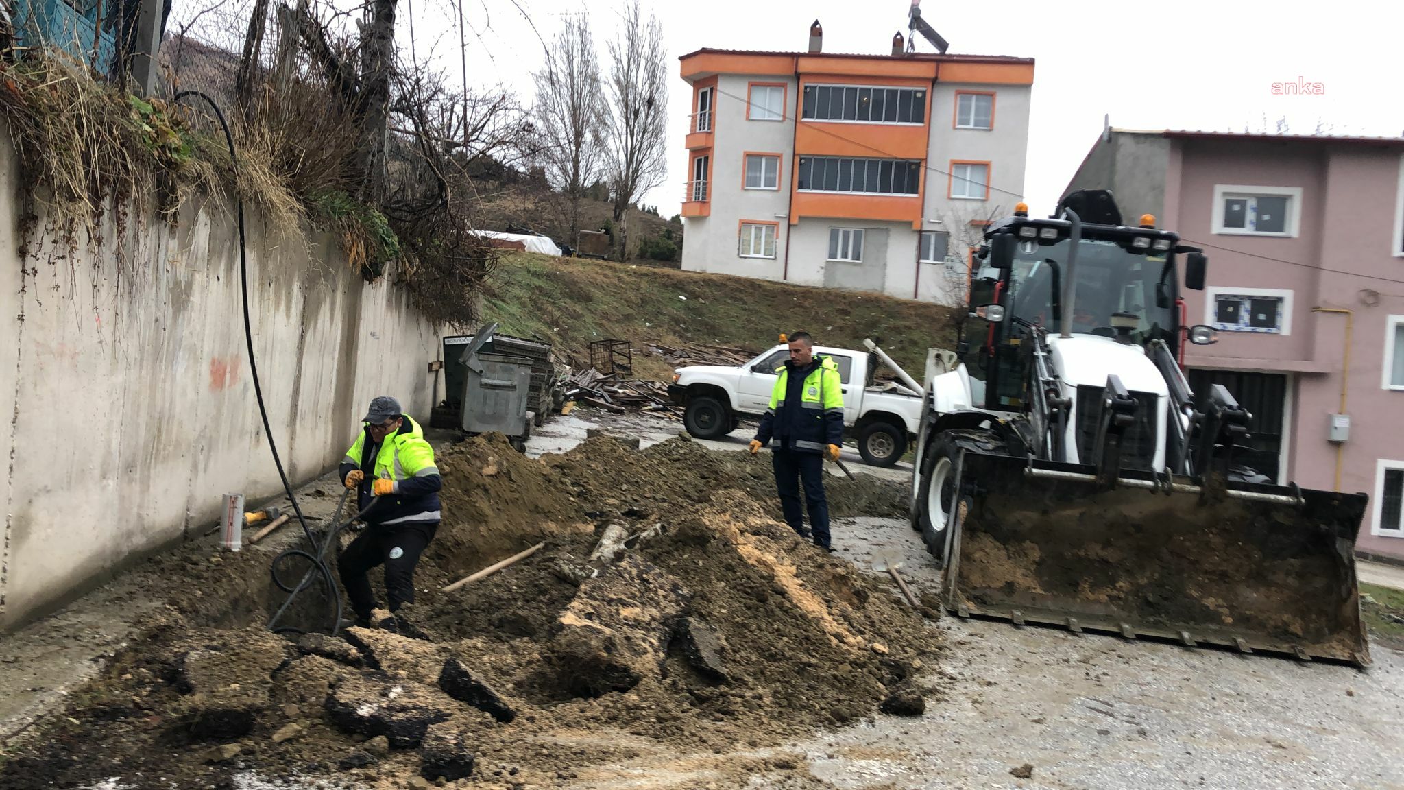 BOZÜYÜK BELEDİYESİ EKİPLERİ, ANA KANALİZASYON HATTINDAKİ ARIZAYI KISA SÜREDE GİDERDİ