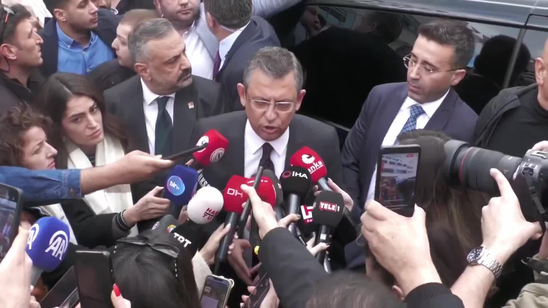 CHP GENEL BAŞKANI ÖZGÜR ÖZEL'DEN ERZİNCAN'DAKİ MADEN FACİASINA TEPKİ: "EMEKÇİLERİMİZ BİRİLERİNİN TALİMATI İLE HAYATLARI YOK SAYILARAK ARAŞTIRMA YAPIYORLAR"