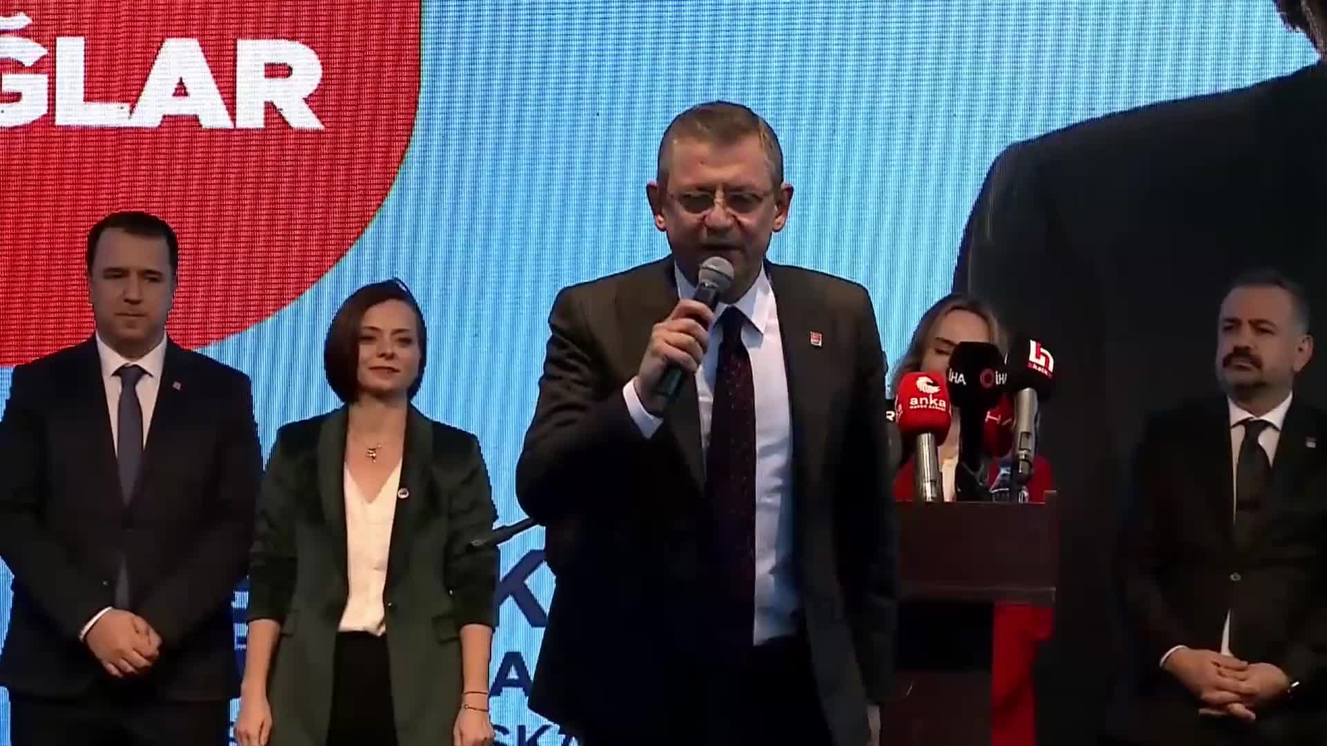 ÖZGÜR ÖZEL KARABAĞLAR'DA HALKLA BULUŞTU... ÖZEL: “CUMHURİYETİN İKİNCİ YÜZYILININ İLK 25 YILINA CUMHURİYETÇİLERİN DAMGASINI VURMAK İÇİN YOLA ÇIKTIK”