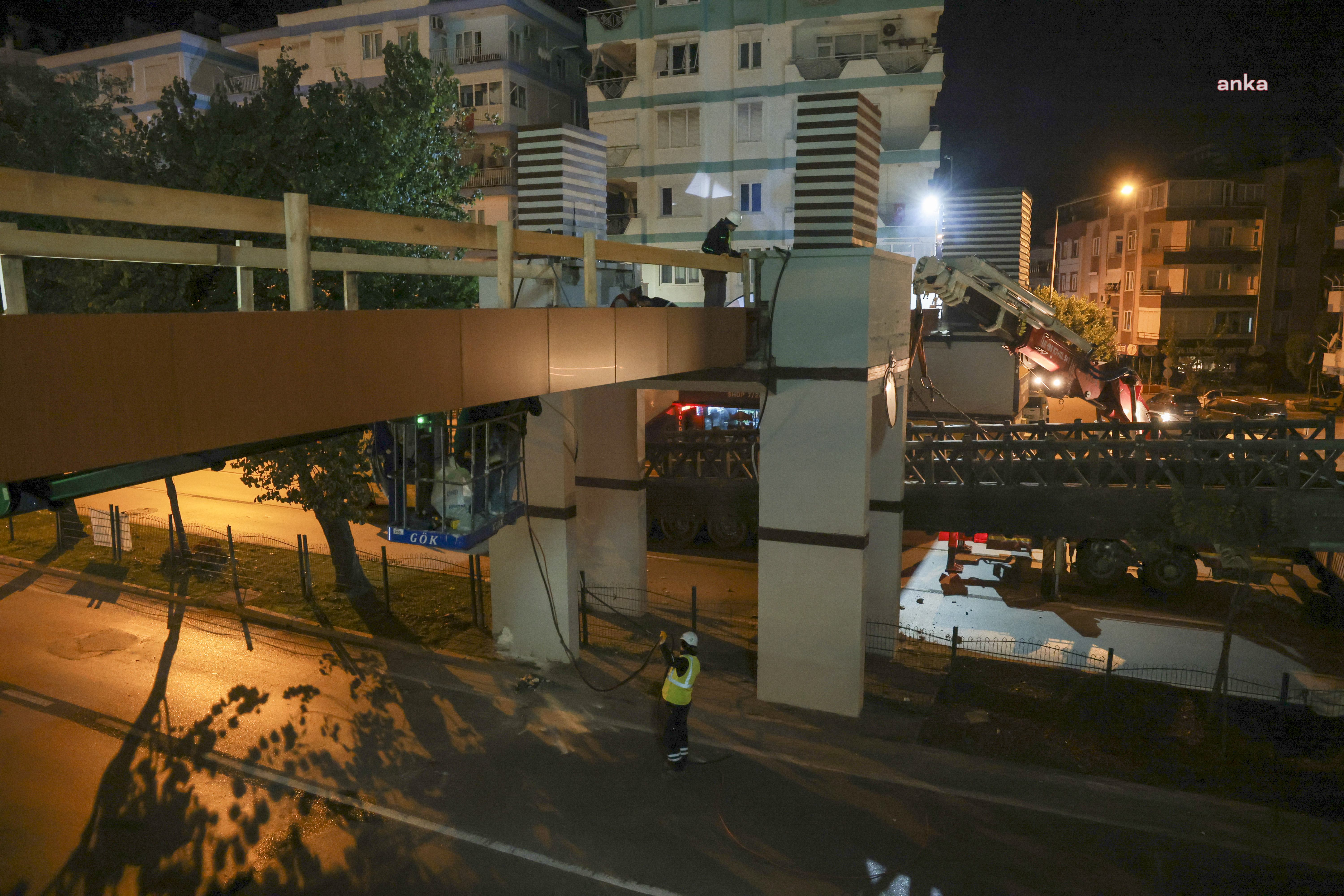 ANTALYA BÜYÜKŞEHİR BELEDİYESİ’NDEN ÜST GEÇİTLERDE BAKIM-ONARIM ÇALIŞMASI