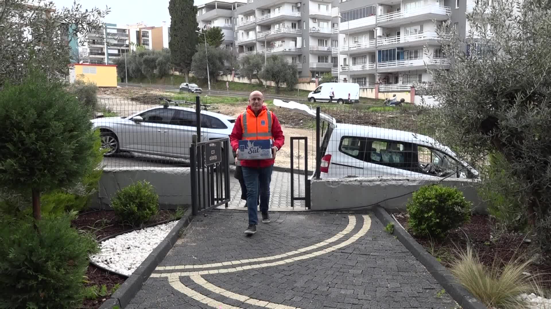 Kuşadası Belediyesi'nin çocuklara yönelik süt desteği devam ediyor