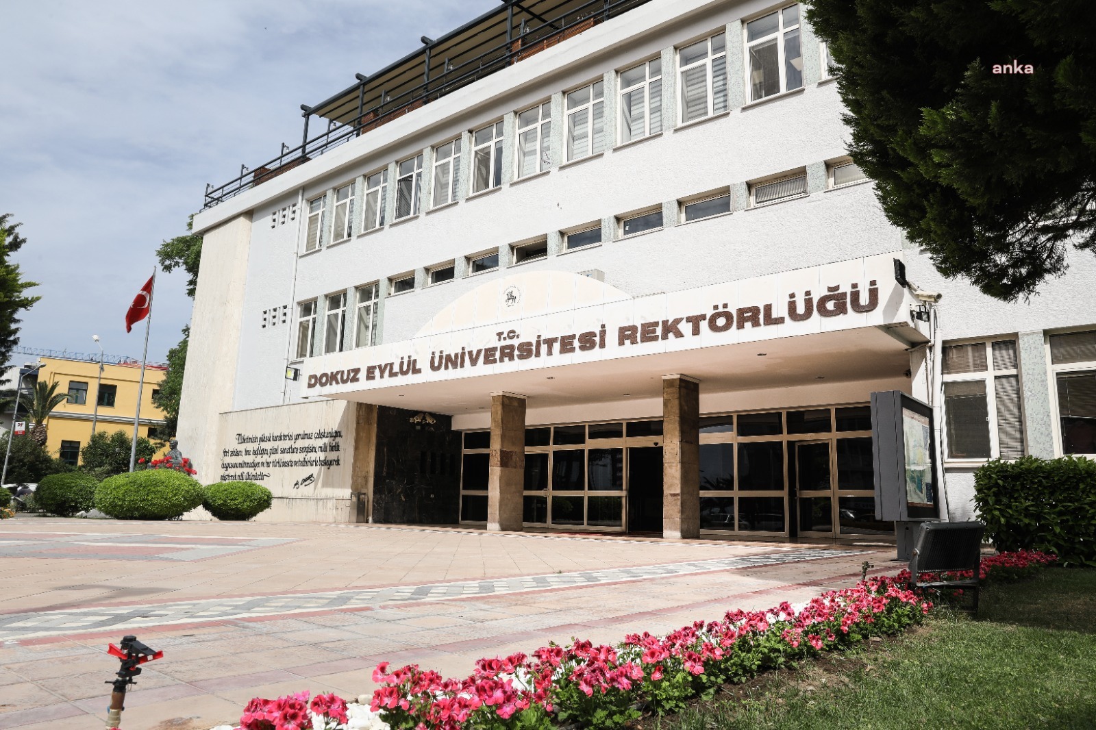 İZMİR'DE EĞİTİMCİLERDEN İLAN: "DOKUZ EYLÜL ÜNİVERSİTESİ'NE REKTÖR ARANIYOR"