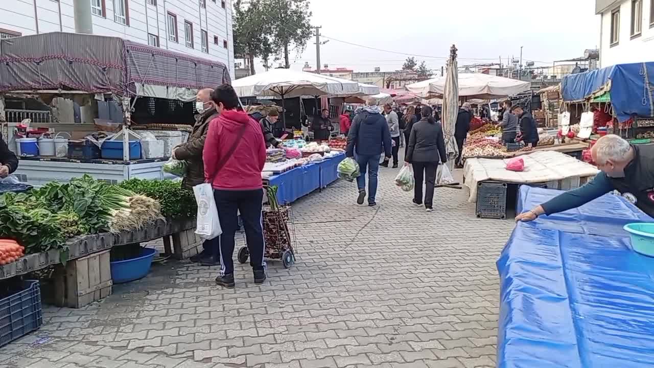 BAYRAM İKRAMİYESİ ZAMMINA TEPKİ GÖSTEREN KADİRLİLİ EMEKLİ: "İKRAMİYELERİMİZ YÜZDE ELLİ ARTTI, ANCAK HER ŞEY YÜZDE YÜZ ELLİ ARTTI. HİÇ BİR FAYDASI YOK"