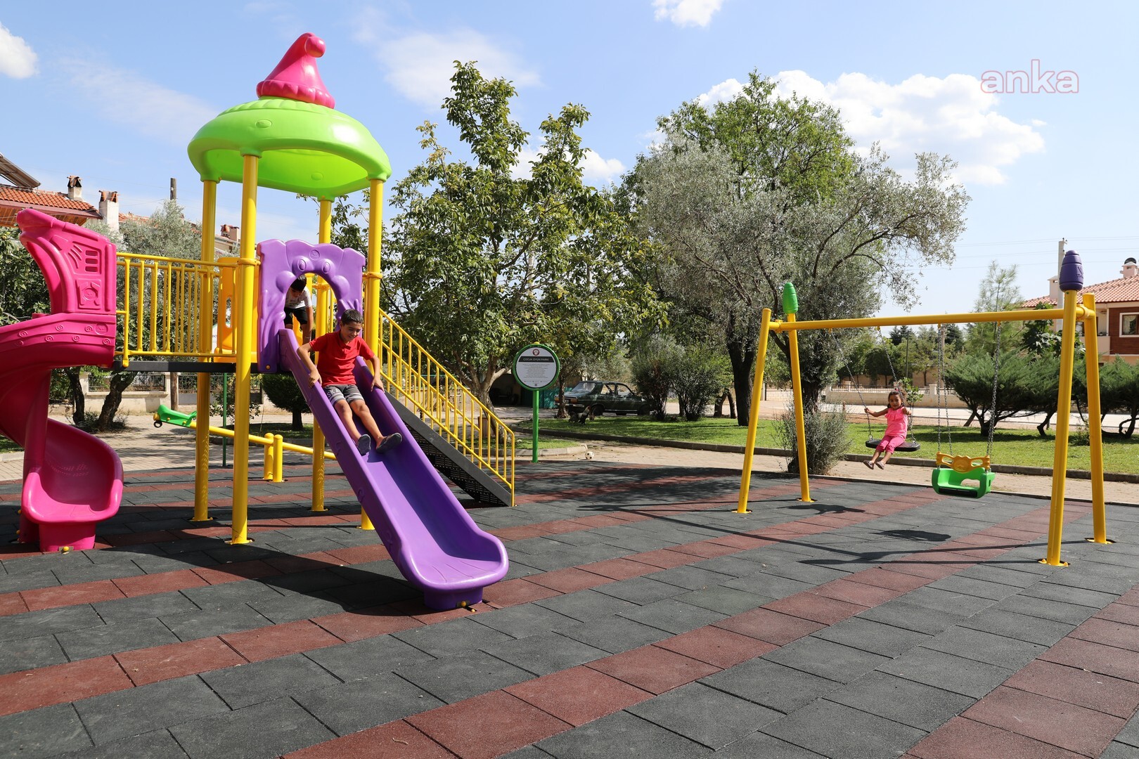 MENTEŞE'DE PARKLARIN YENİLEME ÇALIŞMALARI DEVAM EDİYOR