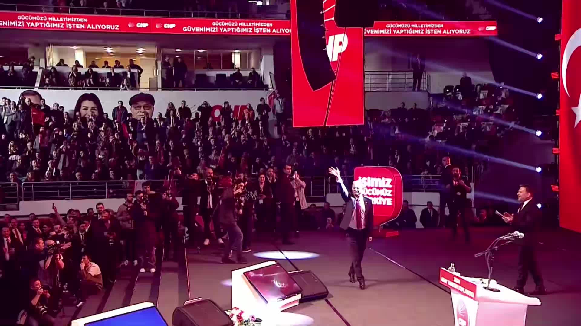 ÖZGÜR ÖZEL: “NİYE KAZANMAK ZORUNDAYIZ? ÇÜNKÜ GENÇLERİMİZE, EMEKÇİLERİMİZE, İLİÇ'TE TOPRAK ALTINDA YAKINLARINI BEKLEYENLERE, ATANAMAYAN ÖĞRETMENLERE, EMEKLİLERE BORCUMUZ VAR"