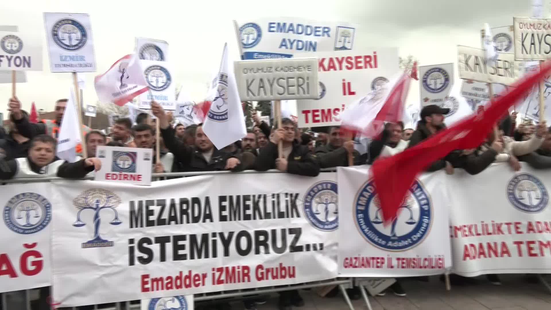 ANKARA’DA KADEMELİ EMEKLİLİK MİTİNGİ... EMADDER BAŞKANI UĞURLU: “BİR TARİHLE BİZLERİ DÜŞMAN EDİP ÇALIŞMA BARIŞIMIZI BOZDUĞUNUZ İÇİN, ÇALINAN GELECEĞİMİZ İÇİN SANDIKTA ADALETE OY VERECEĞİZ”