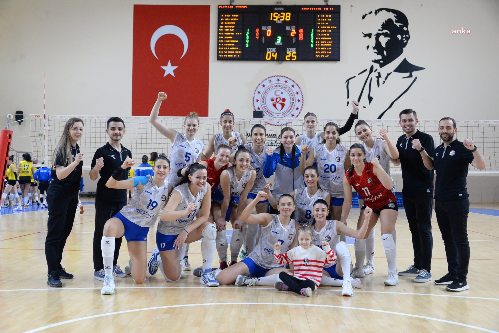 BOZÜYÜK BELEDİYESİ EĞİTİM VE SPOR KULÜBÜ VOLEYBOL TAKIMI YARI FİNALDE