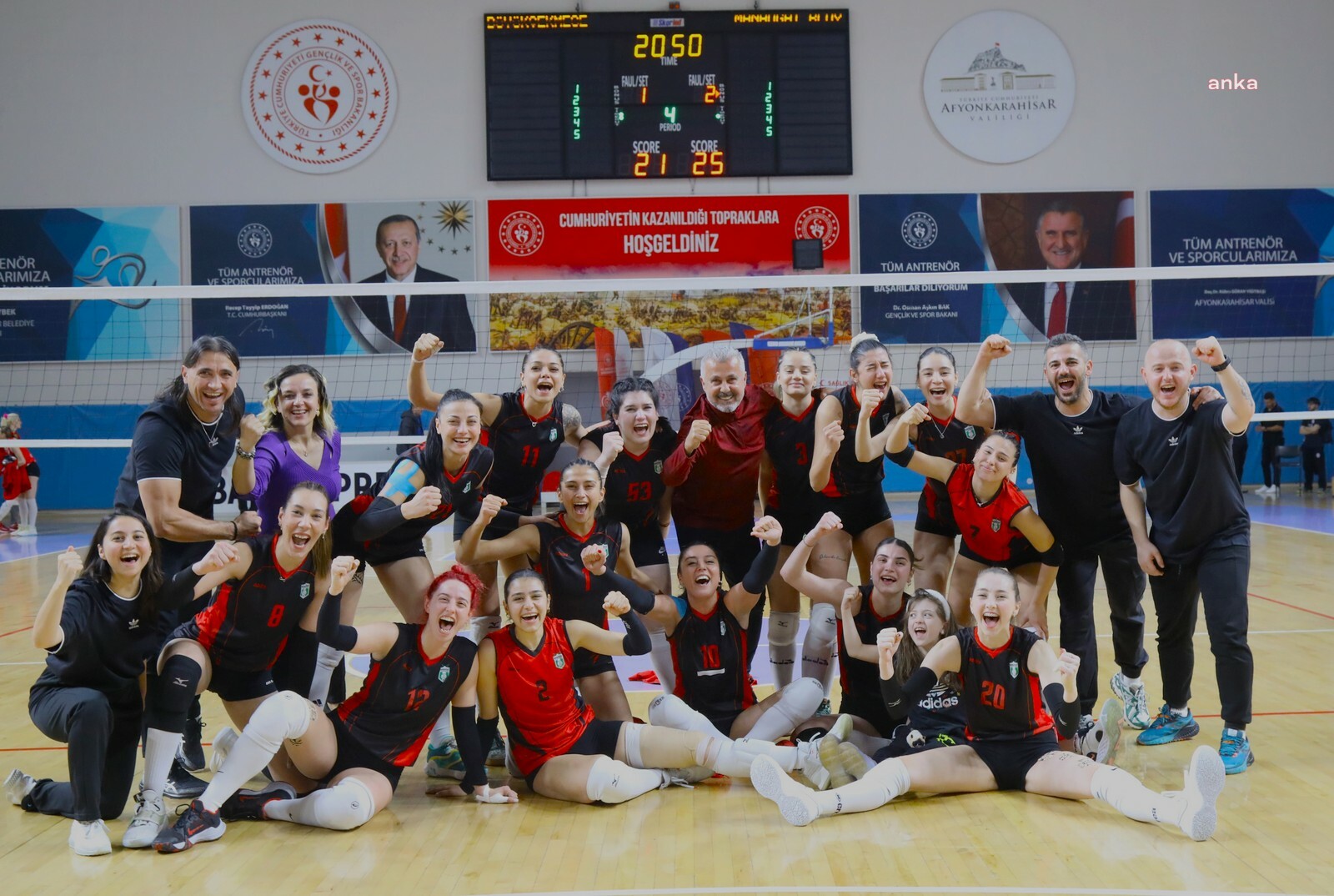 MANAVGAT BELEDİYESPOR KADIN VOLEYBOL TAKIMI YARI FİNALE ÇIKTI