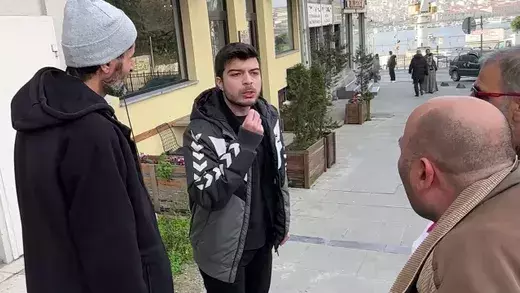 KELİME-İ TEVHİD YAZILI BAYRAK TAŞIYAN KİŞİYE YUMRUK ATAN EGE AKERSOY HAKKINDA HAPİS CEZASI TALEBİ