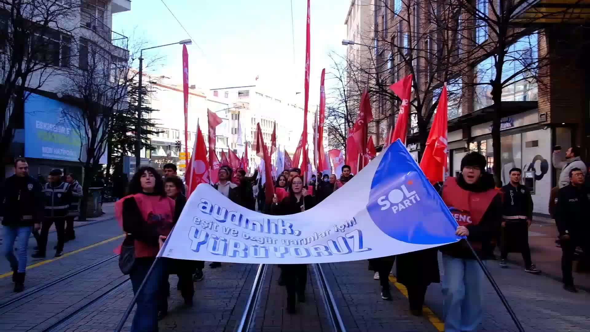 SOL PARTİ’DEN ESKİŞEHİR’DE YÜRÜYÜŞ: “HİLAFET ÇAĞRILARINA, ONLARIN SOKAKLARIMIZI BOĞDUĞU KARANLIĞA KARŞI ÜLKENİN BÜTÜN SOKAKLARINDA YÜRÜYECEĞİZ"