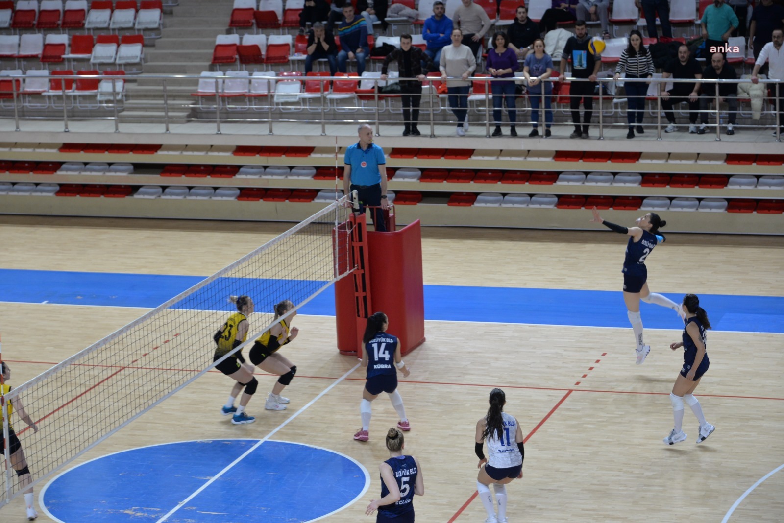 BOZÜYÜK BELEDİYESİ VOLEYBOL TAKIMI, YARI FİNALLERE LİDER OLARAK KATILACAK