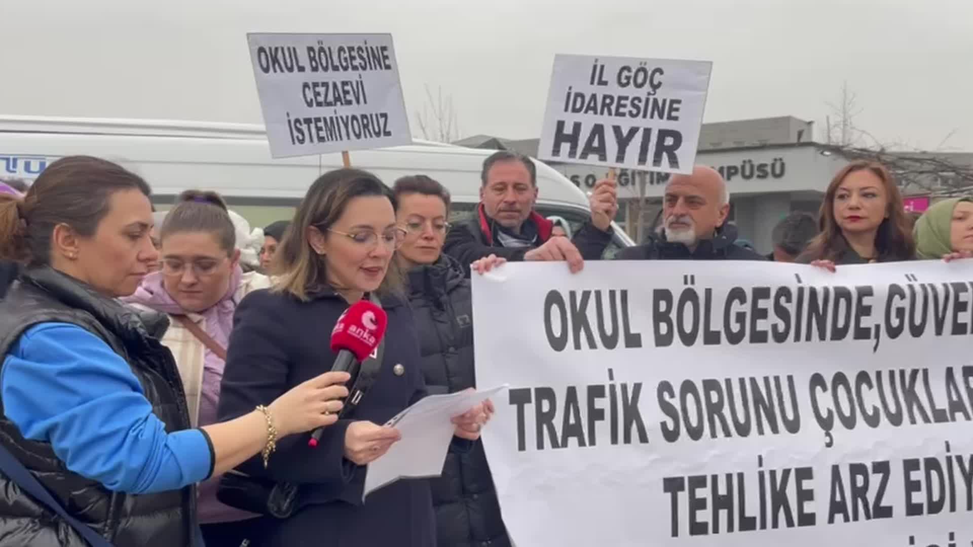 BURSA’DA 11 OKULUN BULUNDUĞU KAMPÜSÜN YANINDAKİ GERİ GÖNDERME MERKEZİNE VELİLER TEPKİ GÖSTERDİ: "ÇOCUKLARIMIZIN GÜVENLİĞİ TEHLİKEDE"