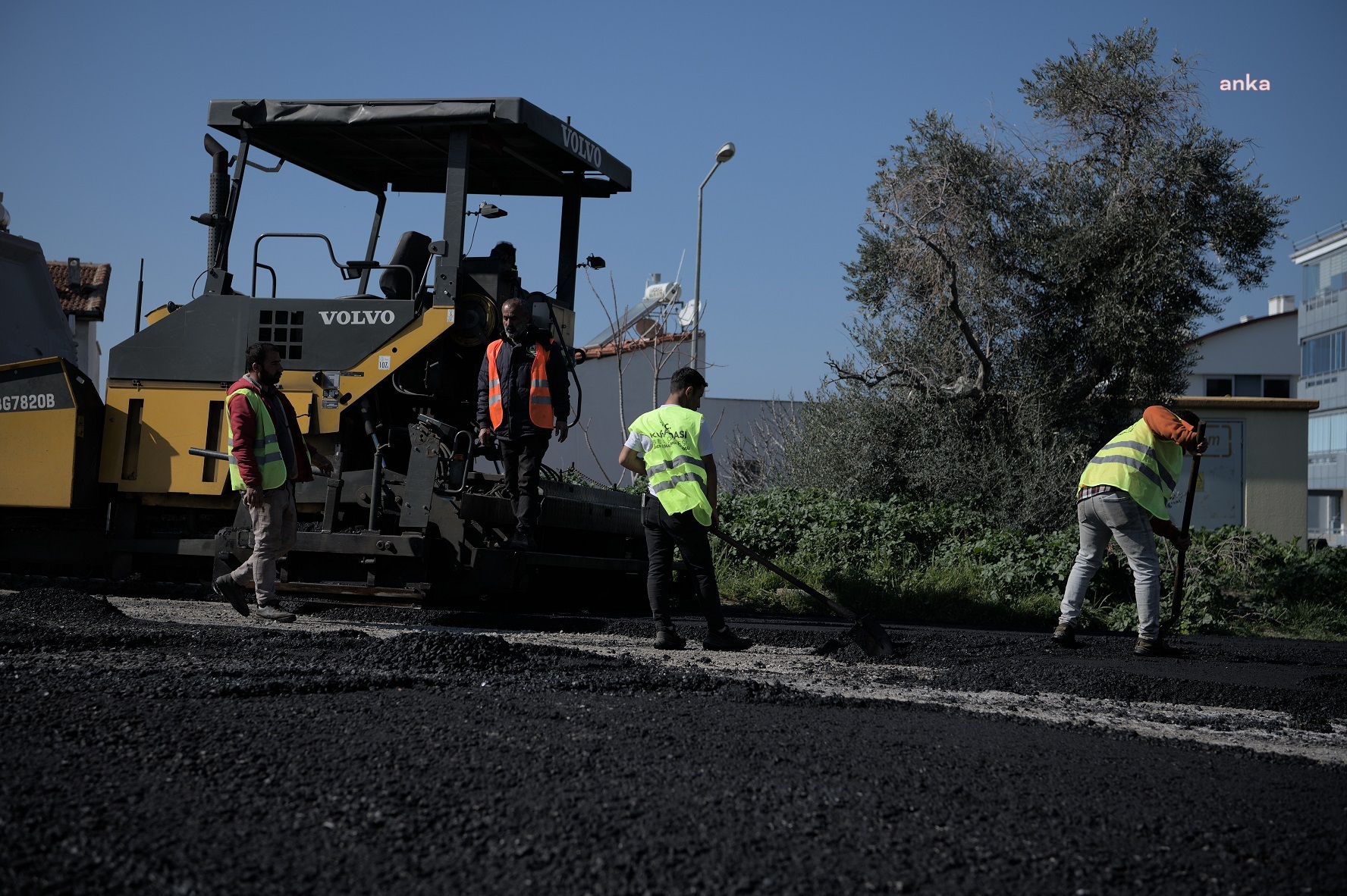 KUŞADASI’NDA ASFALT SEFERBERLİĞİ KADINLAR DENİZİ MAHALLESİ İLE SÜRÜYOR